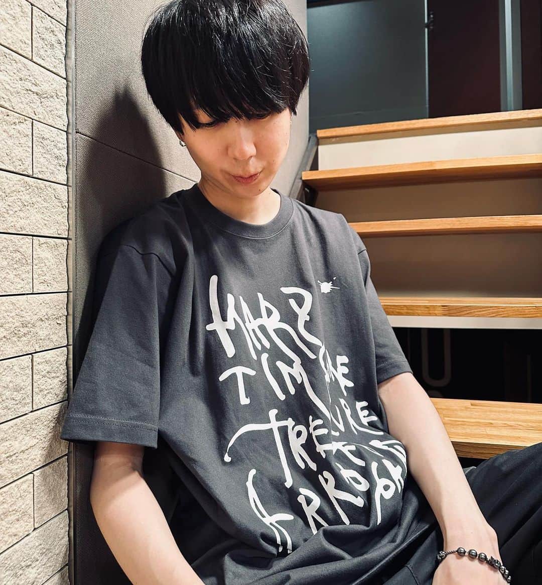川谷絵音のインスタグラム：「新作Tシャツ本日20時発売です。  「傲慢なまま 大人にならないためには 最悪な経験が必要だ」  という言葉を書きました。是非に。」