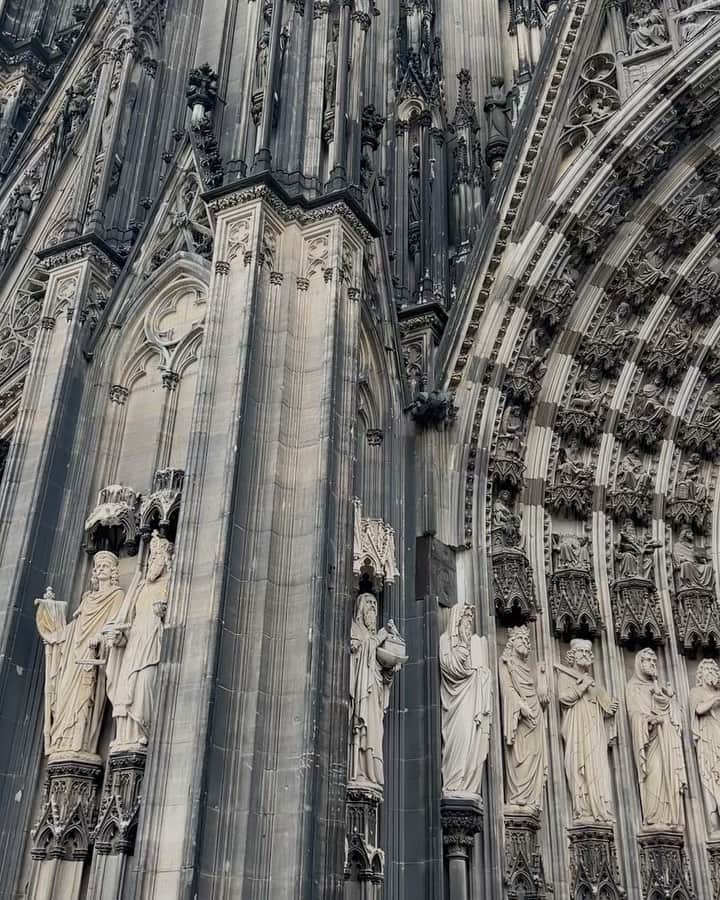 Manamiのインスタグラム：「⛪️ Cologne Cathedral  世界遺産に登録されているケルン大聖堂⛪️  世界最大級のゴシック建築で、大きさにまず圧巻😳 大きさだけじゃなくて外観の彫刻も圧倒で、 「すごい、、、、」しか言葉が出ない💬 正面だけじゃなくて側面、裏側までもちろんすごかった。  そして内部の構造の迫力、ステンドグラスには感動。 細部まですごすぎて、建築期間が632年なのも納得🫠 (ベルサイユ宮殿は50年、サグラダファミリアは144年だそう)  建築物にも教会に縁の無い私ですら こんなに圧巻されたケルン大聖堂は入場無料だが ドイツのトイレはどこも有料で1€(約¥145)🚽💭 McDonaldのトイレも1€🙄💭モヤ」