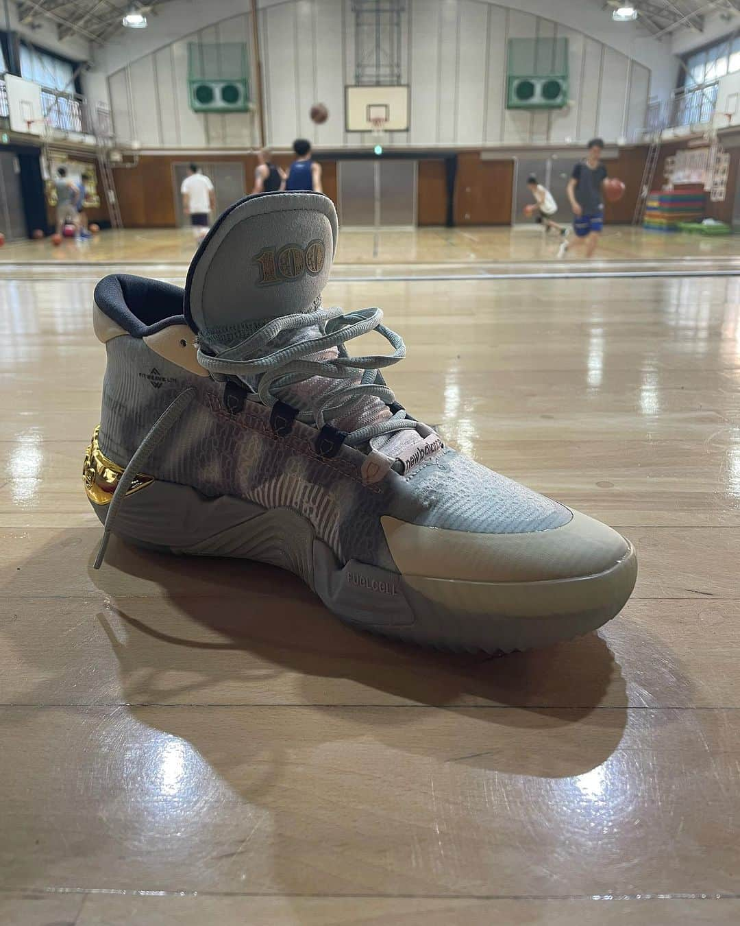 栗原祐太さんのインスタグラム写真 - (栗原祐太Instagram)「👟バッシュ🏀 【New Balance KAWHI Ⅱ NM2 "New Money"】 個人的にはkawhiモデルが足に合う🦶  この一個前のモデルが少し硬さはあるけど安定感もグリップもあって大好きだったので期待してゲットしたこのシューズ  思っていたグリップの感じと安定感は少しなくなってしまっていたのでがっかり&ショックでしたが 他のモデルよりはやはりkawhiモデルが良さそうなので次に期待したいです🫡  @newbalance  @newbalancehoops   ※とても個人的な感想です  #バスケ　#バスケットボール #バスケット　#バッシュ #シューズ　#newbalance #kawhi #ニューバランス　 #kicks #basketballshoes  #バスケットボールシューズ #クラブチーム　#バスケ部 #バスケコーチ　#バスケスクール #バスケットボールコーチ #バスケットボールスクール #バスケ教室　#バスケットボール教室　#kuriちゃんねる  #栗ニック　#kyus」8月16日 17時15分 - yutakuri