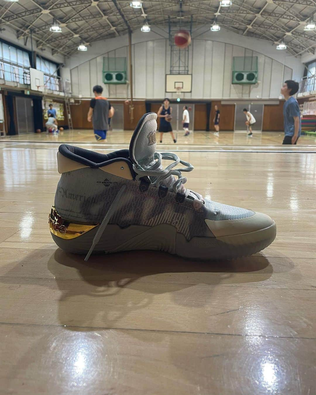 栗原祐太さんのインスタグラム写真 - (栗原祐太Instagram)「👟バッシュ🏀 【New Balance KAWHI Ⅱ NM2 "New Money"】 個人的にはkawhiモデルが足に合う🦶  この一個前のモデルが少し硬さはあるけど安定感もグリップもあって大好きだったので期待してゲットしたこのシューズ  思っていたグリップの感じと安定感は少しなくなってしまっていたのでがっかり&ショックでしたが 他のモデルよりはやはりkawhiモデルが良さそうなので次に期待したいです🫡  @newbalance  @newbalancehoops   ※とても個人的な感想です  #バスケ　#バスケットボール #バスケット　#バッシュ #シューズ　#newbalance #kawhi #ニューバランス　 #kicks #basketballshoes  #バスケットボールシューズ #クラブチーム　#バスケ部 #バスケコーチ　#バスケスクール #バスケットボールコーチ #バスケットボールスクール #バスケ教室　#バスケットボール教室　#kuriちゃんねる  #栗ニック　#kyus」8月16日 17時15分 - yutakuri