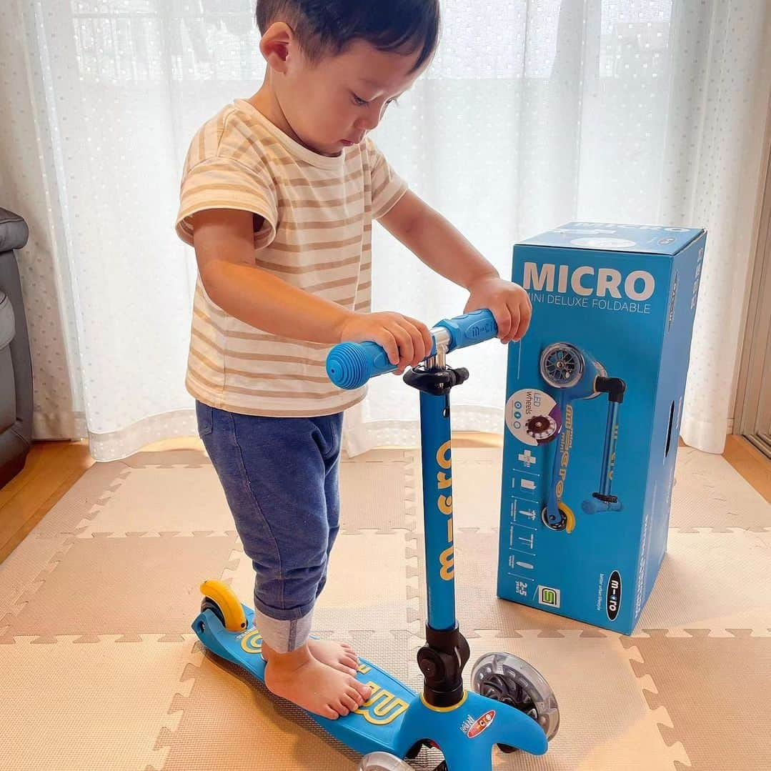 microscooters_japanのインスタグラム：「@microscooters_japan さまの アンバサダーに選んでいただき、 おしゃれなキックスクーターが届きましたˊ˗  色んなお店で見ていて ずっと可愛いなと思っていたので めちゃくちゃ嬉しい🤍!!  大きな箱を開けて次男も大興奮です♩  今日はおうちで試し乗り☝🏻 意外とすぐに乗れそうでビックリ🫧  また乗り心地や良い所を お伝えしたいと思います🫡❤️  ------------------------------------------ @yanzgramさんに⁡⁡⁡⁡⁡ #ミニマイクロ折りたたみデラックスLED　⁡⁡⁡⁡ にお乗りいただきました❤⁡⁡⁡⁡⁡ ありがとうございます☺✨⁡⁡⁡⁡⁡ ⁡⁡⁡⁡ ⁡ ▶ミニマイクロ折りたたみデラックスLED⁡⁡⁡⁡⁡ ⁡⁡⁡⁡⁡ ワンタッチで簡単に折りたたむことができるので⁡⁡⁡⁡⁡ 持ち運び、収納がとっても便利💕⁡⁡⁡⁡⁡ ⁡⁡⁡⁡⁡ 2歳からお使いいただけます👦👧⁡⁡⁡⁡⁡ ⁡⁡⁡⁡⁡ お子様本人が体重移動をすることで簡単に方向転換をすることができ⁡⁡⁡⁡⁡ 走ると光るLEDタイヤ付きで走るたびルンルンウキウキ🎵⁡⁡⁡⁡⁡ ⁡⁡⁡⁡⁡ タイヤ部分のLEDは電池、充電必要ないので⁡⁡⁡⁡⁡ とても便利です🔋🙅❕⁡⁡⁡⁡⁡ ⁡⁡⁡⁡⁡ 暗い場所でもどこにいるかすぐに分かるので⁡⁡⁡⁡⁡ 保護者の方も安心です😊⁡⁡⁡⁡⁡ ⁡⁡⁡⁡⁡ ブレーキもついているから⁡⁡⁡⁡⁡ 安心してお使いいただくことができます💛⁡⁡⁡⁡⁡ ⁡⁡⁡⁡⁡ 楽しく運動神経、バランス感覚を鍛えることができる⁡マイクロスクーターのキックボードはいかがですか？😉💛⁡⁡⁡⁡⁡ ⁡⁡⁡⁡⁡ 商品の詳細、購入、お問い合わせはプロフィールのリンクをclick👆⁡⁡⁡⁡⁡ ⁡⁡⁡⁡⁡ ⁡⁡⁡⁡⁡ ⁡ ⁡⁡⁡⁡⁡ #マイクロスクーター⁡⁡⁡⁡⁡ #マイクロキックボード⁡⁡⁡⁡⁡ #キックボード⁡⁡⁡⁡⁡ #二輪車　#三輪車⁡⁡⁡⁡⁡ #2歳 #3歳 #4歳 #5歳 #6歳⁡⁡⁡⁡⁡ #マイクロスクーター⁡⁡⁡⁡⁡ #マイクロキックボード⁡⁡⁡⁡⁡ #マイクロミニ折りたたみ⁡⁡⁡⁡⁡ #2歳 #3歳#誕生日プレゼント⁡⁡⁡⁡⁡ #プレゼント #キックボード⁡⁡⁡⁡⁡ #キックスクーター #子育て⁡⁡⁡⁡⁡ #マイクロミニ #男の子ママ⁡⁡⁡ #外遊び #週末お出かけ #夏休み」