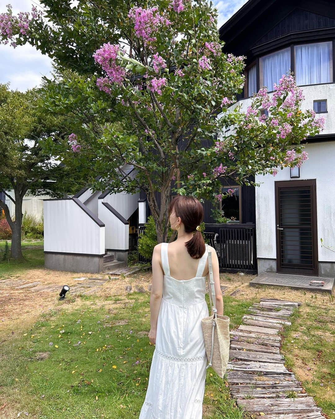 佐藤優里亜さんのインスタグラム写真 - (佐藤優里亜Instagram)「新潟県南西部 カーブドッチワイナリーへ🍷 @cavedocci   日本海沿いにある海岸の砂浜を思わせる砂質土壌からなる珍しいワインは世界に。  子連れだとワイナリーは厳しいかな...と思っていたけど、雑貨屋さんやレストラン(カジュアルなものからフレンチまで！)日帰り温泉スパもあって子供も楽しめる！  念願だったワイナリー見学では作り方や、カーブドッチの歴史など色々と教えてもらえて楽しかった🥹 その後に試飲が出来るので、先ほど聞いた話を思い出しながらふむふむなるほどね！とあれこれ飲み比べ出来るの最高！ 気に入ったワインを数本自宅に送りました。 正解がなく、奥深いものすきです。 自分の感覚だけで選べるから。 いつか泊まって食事と一緒にペアリングを堪能してみたい🍇✨  #cavedocci #カーブドッチ #aveda #新潟 #新潟市 #角田浜 #niigata #japan #japantravel #japantrip」8月16日 17時27分 - yuriang_