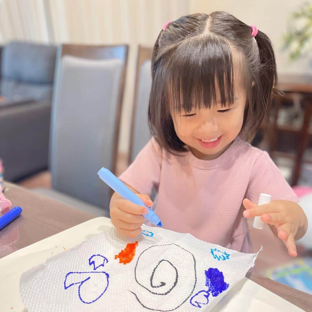 いわさきふきこ のインスタグラム：「台風の日の遊び方🦋  本日は下津ふるさとまつり司会の予定でしたが、台風のため中止。  子どもたちと過ごせることになったので、お家で「カラフルちょうちょう」を作って遊びました。  来年の夏こそは、海南の皆さんと元気にお会いできることを願っています🥹✨  #令和元年生まれ #令和元年10月生まれ #3歳10ヶ月」