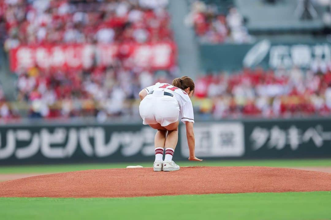 稲村亜美のインスタグラム：「ずっと夢だった場所🏟️で始球式できて幸せでした💓 悔しんでる場面が多めになってしまいましたが💦 素敵な写真ありがとうございます！！ そして昨日は逆転のカープ！！！ 打ち合いの試合で手に汗握る場面も多かったですが、見事勝利できてよかったです！！ そしてプロ野球ニュースでは谷繁さんセレクトでプレイオブザデイに選んでもらえたみたいです、、、笑 ありがとうございます！ 今日もたくさんいじられると思うので 23時からのフジテレビONE プロ野球ニュースご覧ください🐶  #広島東洋カープ #マツダスタジアム   改めましてわたしの始球式を楽しみにしてくれてた方、温かく拍手を送ってくれた方、いつも応援してくれてる方ありがとうございました！！ 幸せ者です」