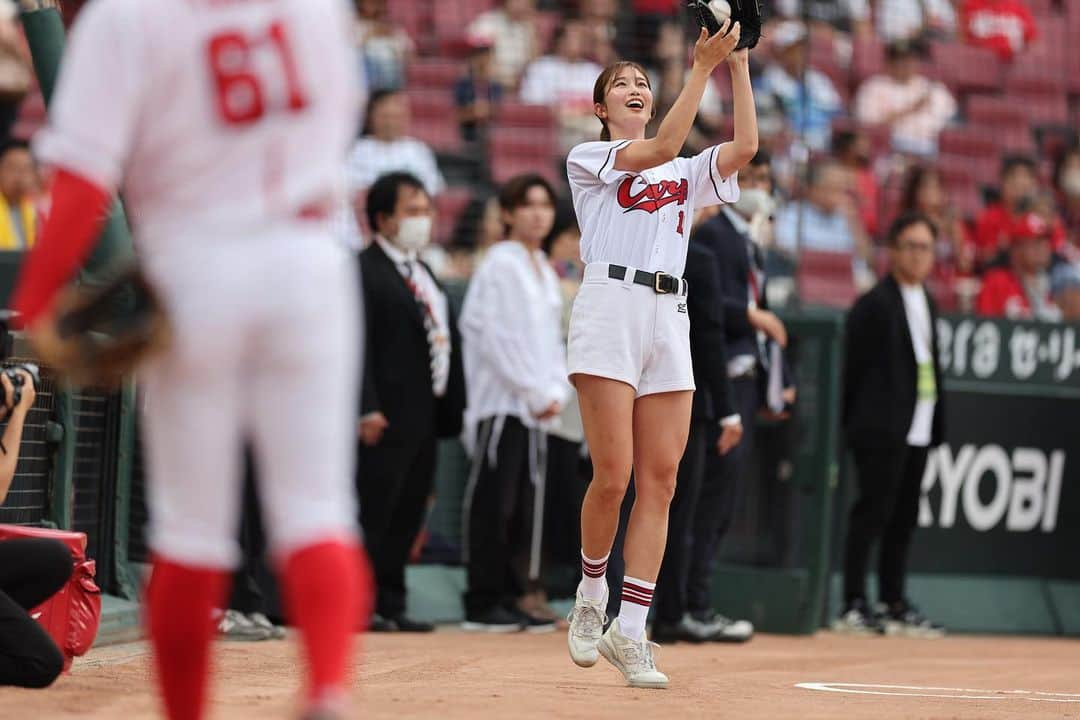 稲村亜美さんのインスタグラム写真 - (稲村亜美Instagram)「ずっと夢だった場所🏟️で始球式できて幸せでした💓 悔しんでる場面が多めになってしまいましたが💦 素敵な写真ありがとうございます！！ そして昨日は逆転のカープ！！！ 打ち合いの試合で手に汗握る場面も多かったですが、見事勝利できてよかったです！！ そしてプロ野球ニュースでは谷繁さんセレクトでプレイオブザデイに選んでもらえたみたいです、、、笑 ありがとうございます！ 今日もたくさんいじられると思うので 23時からのフジテレビONE プロ野球ニュースご覧ください🐶  #広島東洋カープ #マツダスタジアム   改めましてわたしの始球式を楽しみにしてくれてた方、温かく拍手を送ってくれた方、いつも応援してくれてる方ありがとうございました！！ 幸せ者です」8月16日 17時20分 - inamura_ami