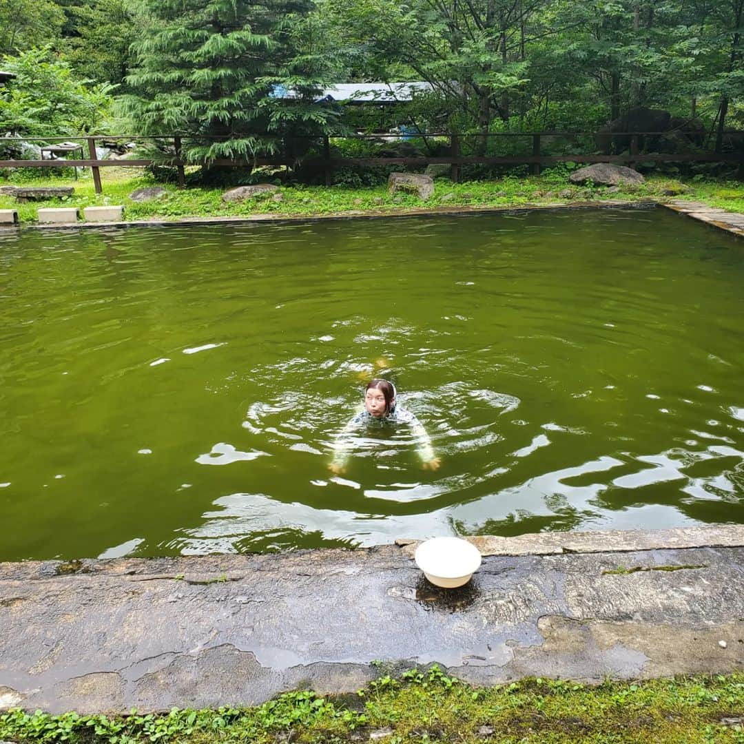 加藤ツバキのインスタグラム：「野湯巡り旅ラストは北温泉旅館 泳ぎ湯♨️ 〆の湯も野湯ではなく、江戸時代から続く湯治場 外の泳ぎ湯は温泉藻で緑の湯。足をつくと藻の感触が… これはちょっと苦手なやつー😂😂 ぬるぬる苦手な人は浮き輪を借りましょう  建物内には男女別露天風呂、天狗の湯（これは男性のみの時間で入れず）目の湯があり湯巡りできます 建物もお風呂も歴史を感じる激渋レトロなのでいつか泊まってじっくり見て回りたいですね🐱  さて、野湯デビューの旅シリーズはこれでおしまい🙌 観てくれてありがとう お浸かりやまでした♨️♨️♨️  #栃木県 #北温泉旅館 #泳ぎ湯 #泳いでる姿が妖怪ちっく #ちょっぴりマニアックワイルド旅 #山の大先輩ちゃんが偉大すぎる」