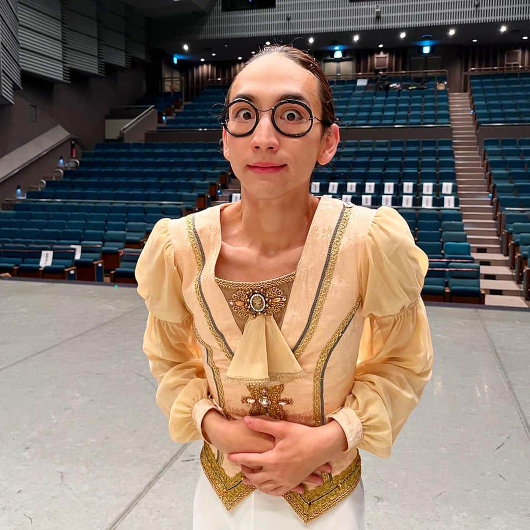 ソーズビー航洋のインスタグラム：「The 2nd BALLET EDUCATION  《チッポリーノ》より　さくらんぼ伯爵 《くるみ割り人形》より　中国の踊り  17歳でバレエを初めて早5年（早速一年間のブランクもありますがw）。今回初めて人前でヴァリエーションを踊りました。（所謂ソロパート、フィギュアで言うところのショートプログラムです。）  高校近くのバレエ学校のボーイズクラスで始めましたが、その際に心優しく教えてくださった先輩方と今回ご一緒できました。 さらにそれを当時の担任の先生 @braulioalvarez9876 に見ていただけたことが感慨深いです。  その学校で出会った地球一面白い女性がいて、一目見て体に雷が落ち続けた衝撃を今でも覚えています。 それまでも色々な活動を通して、人とは会いましたが、 あのオーラとユーモアをかけ持つ人はまずいません。5年経つ今も見ないです。 その彼女の元で今やヴァリエーションを教わってるのも本当に不思議な話で、当時の僕に言っても信じないでしょう。  2分もしない踊りを介して、23にもなる男がこんなにも心身変わるとは。胸を張って頑張ったと言えるのは気持ちが良いです。 悔しいところもありましたが、頑張り方を今回は学んだので、恐れず続けたいと思っています。  お客様、出演者・スタッフの皆様、田北先生、 本当にありがとうございました。 @ballet_takitashinobu_openclass   せっかくなので、あいにくボツになってしまったチェリー伯爵の衣装たちもここに🍒」