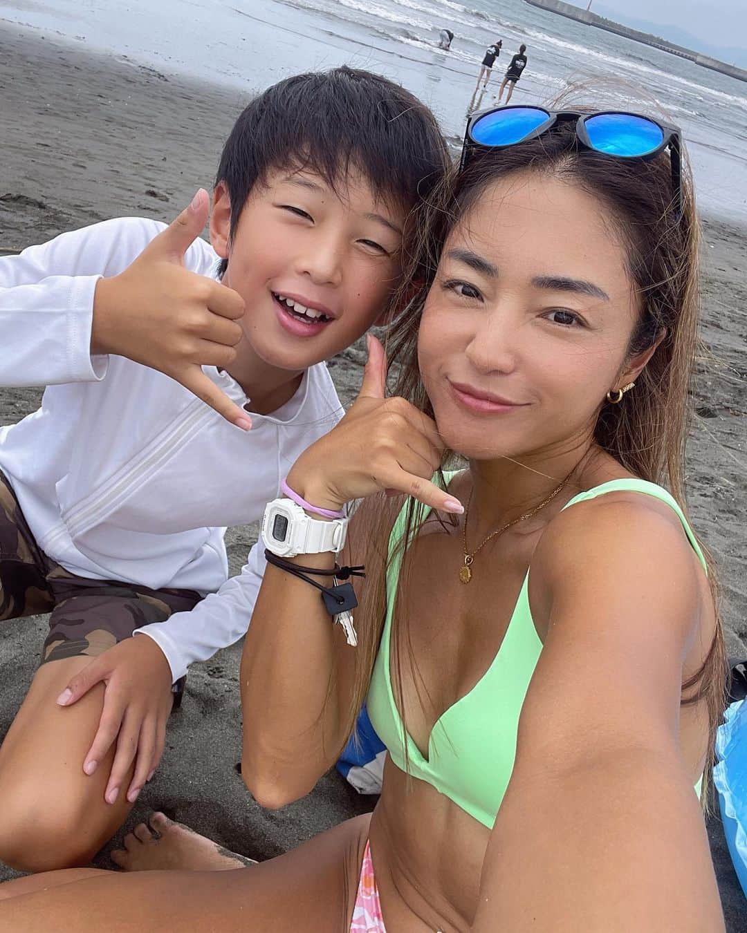 草柳ゆうきのインスタグラム：「本日、色々訳あってサーフィンするつもりが息子と海デート❤️  あー、、サーフィンしたかったな。。  まぁでも二人で海に行ってくれるなんて今しかないしなw  着いて少し遊んだらめちゃくちゃ雨降ってきて☔️寒いと言い出して、 やっぱり砂とかつくのヤダし色々面倒くさいし、海はもういいや。と言われて退散😭  合う合わないあるから仕方ないけど、、我が息子よ、残念すぎる😭😭😭  早く夏休み終わらないかなぁ。 毎日お昼も作らなきゃだしなぁ。 平常運転に戻りたい😮‍💨  #夏休み#息子#海#海デート#片瀬江ノ島#子連れ#子連れ海#親子」