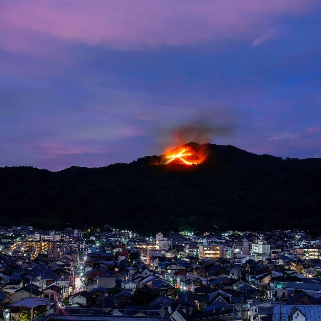 三菱地所レジデンスのインスタグラム：「今日は送り盆。京都では伝統行事の「五山送り火」がおこなわれる日です。  暑さもピークを迎えるこの日、鴨川や沿道から見上げる送り火、自宅マンションから見上げる大文字は格別です。  写真「ザ･パークハウス 京都鴨川御所東」（当社分譲済物件）と現地周辺  三菱地所レジデンスは 「暮らしに、いつも新しいよろこびを」 をコンセプトに住まいを考えていきます。 ザ・パークハウスの物件はプロフィール （ @the_parkhouse ）のURLから！  三菱地所レジデンスはX(Twitter)でも発信しています。 （ @the_parkhouse ）のURLから！  “一生ものの景色 #三菱地所レジデンス #ザパークハウス #パークハウス #暮らしにいつも新しいよろこびを #マンション暮らし #京都 #鴨川 #五山送り火 #送り盆 #マンションからの景色 #インテリアデザイン」