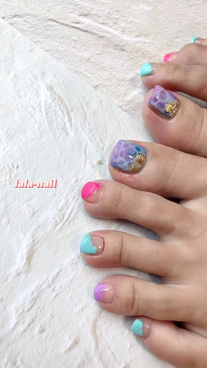 ETSUKOのインスタグラム：「マーメイド🧜‍♀️ネイル そろそろ夏ネイルも最後かな🥹🏖️  #nails #nail #footnail #newnail #gelnail #beauty #cute#nailart #pinknail #ネイルサロン #ネイルアート #ネイル #ネイルデザイン#横浜ネイルサロン #シンプルネイル #大人ネイル #大人かわいい #セルフネイル#プライベートサロン#手書きネイル#フットネイル#夏ネイル」