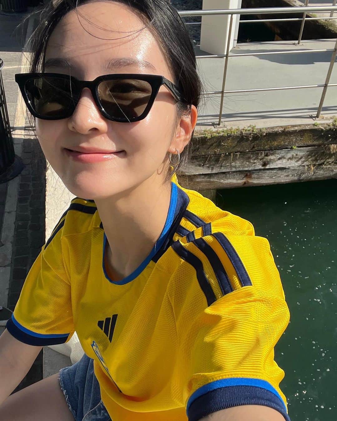 ソン・ソヒのインスタグラム：「언제든 현관에서 신발대신 가면을 챙겨 때때로 영화속 주인공처럼 건강하게 자유를 즐겼던 베네치아사람들은 참 재밌고 멋쟁이었던 것 같아요⛵️가면축제기간에 갔으면 더 좋았겠지만 운좋게 건축비엔날레에도 난생 처음 가보았어요 세상 이곳저곳에 열심히 사는 사람들이 참 많은 것 같아요 아! 가신다면 비발디 클래식공연은 꼭 보시길 추천해요... 암튼 저는 자유가면을 벗고 현실로 돌아온 지금의 한국도 좋답니다 이번주일요일엔 오랜만에 국악관현악단 공연이네요 곧 만나요!」