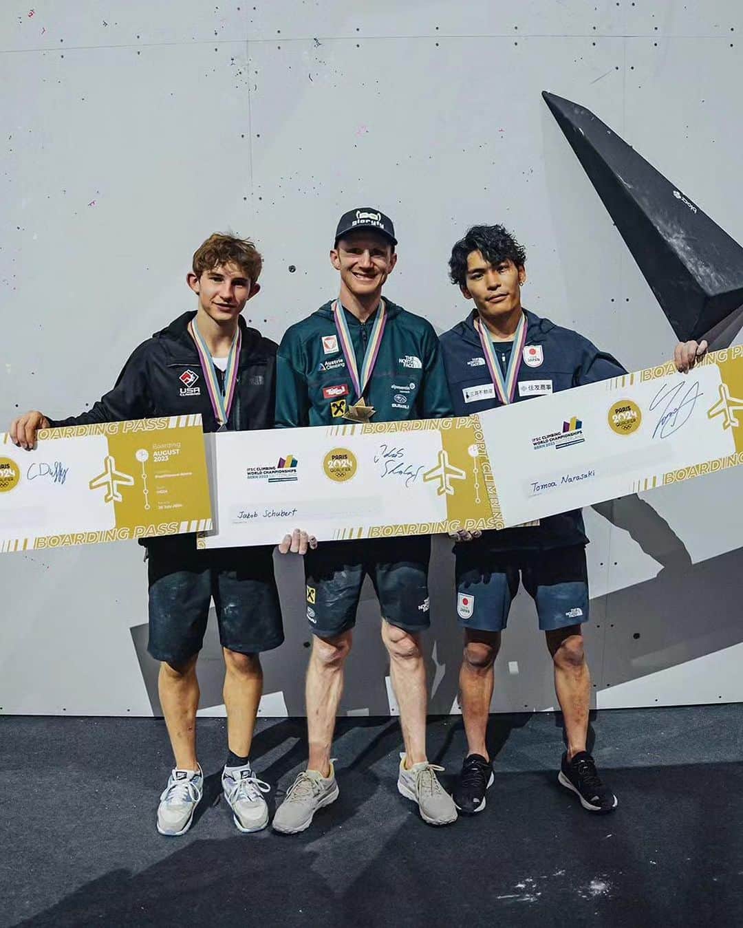 平山ユージのインスタグラム：「2年に一度の熱戦、世界選手権が13日に終わった。  世界選手権は2年に一度と言うチャンスをものにする難かしさもあるが、今回はパリ2024への出場権もかかっていて、いつも以上に大切な世界選手権で選手からも緊張を感じた。  そんな世界選手権B&Lのライブ解説をNHK総合テレビ、BS1 NHKで3日間務めさせて頂き、僕自身も力が入ってしまい選手達の一つ一つの動きに心臓を掴まれるようでした。  選手もそんな状況下でのクライミングで、やはり物事は思い描いた通りにはいかず、数々のドラマが生まれていた。  僕は解説者として、私情を挟み過ぎず客観的に話そうと努力はするけど、Liveで移り変わる状況にハラハラ、@tomoa_narasaki  @ai.mori.917 が B&Lで3位に入り、@paris2024 行きの切符獲得は、テレビ越しに多くの視聴者も同じ気持ちだったと思います。  僕はスピード決勝から真夜中にNHK に入り、明るくなる朝の光を浴びて局を出ると言う3日間はスイス🇨🇭時間で、都内のホテル暮らしでした。やっと国内にいながらの時差ボケも解消した感じ😅  今は世界選手権が終わり寂しさも感じるけど、パリ2024に向け熱いクライミングはまだまだ続き、日本選手達は男女それぞれ1枠をかけ沢山のドラマがこれからも生まれることでしょう‼️  引き続き、スポーツクライミングから目が話せないですね✨✨😆  Repost @climbersjp  #nhk解説 #時差ボケ#オリンピック出場権獲得 #おめでとう #roadtoparis2024」