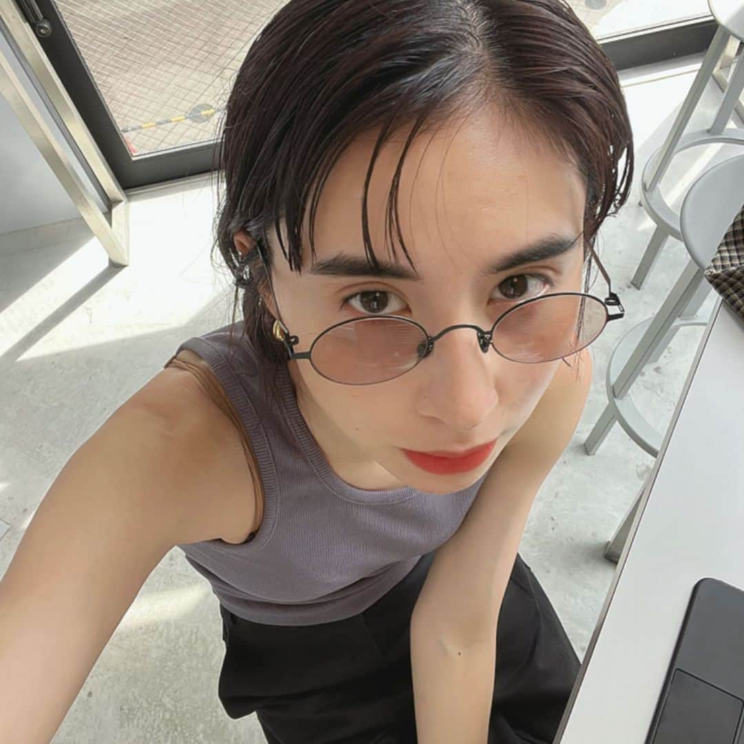 ラブリのインスタグラム：「. 仕事が終わらないのではなく仕事は終われない  💜🖤💜」