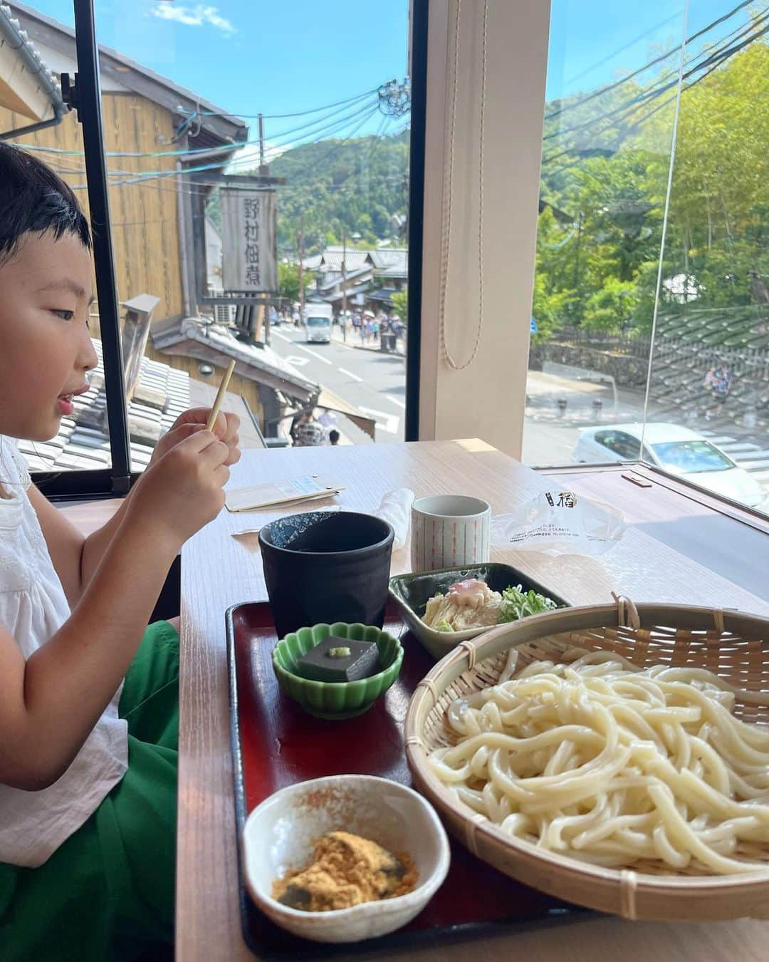 新井美穂さんのインスタグラム写真 - (新井美穂Instagram)「台風一過！ 娘と朝からのんびり京都 久しぶりの#嵐山 へ  暑い中歩き疲れたので、家帰って娘と少しゴロンしてたら、なんか腰の辺りがモゾモゾ！  ぎゃー😱と、大声で身体中揺らす私の動きを見て娘大爆笑😂 そしたらカナブンがロングワンピースの下からぽとり。  そういや嵐山でも「ん？」って何度か思ったんだよね。 飛んだ嵐山土産もらってきてしもたぁー😅  #娘7歳2ヶ月」8月16日 17時42分 - arai_miho