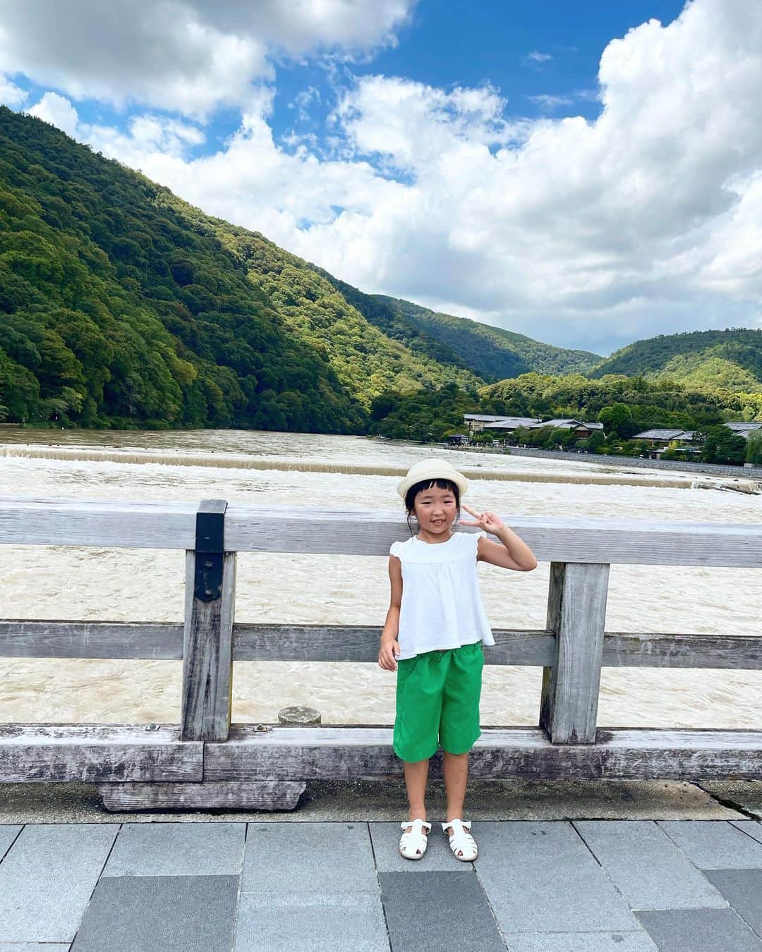 新井美穂さんのインスタグラム写真 - (新井美穂Instagram)「台風一過！ 娘と朝からのんびり京都 久しぶりの#嵐山 へ  暑い中歩き疲れたので、家帰って娘と少しゴロンしてたら、なんか腰の辺りがモゾモゾ！  ぎゃー😱と、大声で身体中揺らす私の動きを見て娘大爆笑😂 そしたらカナブンがロングワンピースの下からぽとり。  そういや嵐山でも「ん？」って何度か思ったんだよね。 飛んだ嵐山土産もらってきてしもたぁー😅  #娘7歳2ヶ月」8月16日 17時42分 - arai_miho