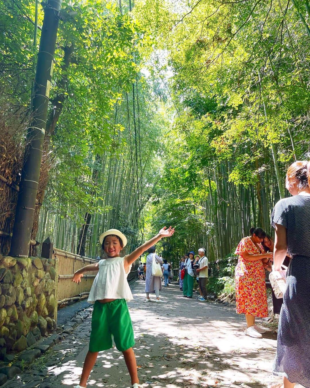 新井美穂さんのインスタグラム写真 - (新井美穂Instagram)「台風一過！ 娘と朝からのんびり京都 久しぶりの#嵐山 へ  暑い中歩き疲れたので、家帰って娘と少しゴロンしてたら、なんか腰の辺りがモゾモゾ！  ぎゃー😱と、大声で身体中揺らす私の動きを見て娘大爆笑😂 そしたらカナブンがロングワンピースの下からぽとり。  そういや嵐山でも「ん？」って何度か思ったんだよね。 飛んだ嵐山土産もらってきてしもたぁー😅  #娘7歳2ヶ月」8月16日 17時42分 - arai_miho