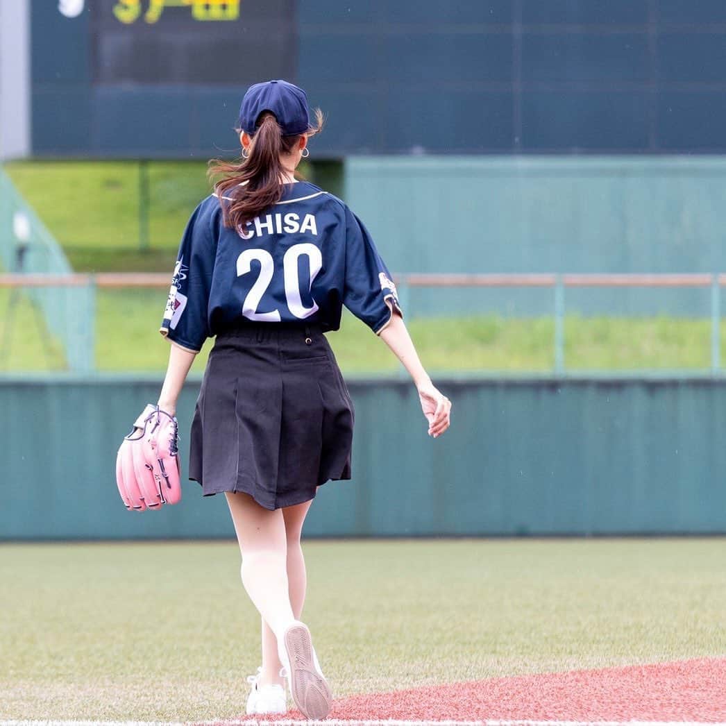 のインスタグラム：「✨✨✨  #REDFES in #三次きんさいスタジアム 🏟️  ご来場いただいた皆さま、運営に携わって下さった皆さま、一緒に盛り上げて下さった出演者の皆さま、本当に有難うございました✨  まだ興奮状態から醒めてないフワフワした気持ちです。🐏 写真も沢山いただいたのであらためてupしたいです。ひとまず感謝の気持ちと、主催の横山弘樹さん @h_y.18 にお疲れ様をお伝えしたいです !  素敵なイベントに呼んでいただき本当に有難うございました。🌼  写真は全て #朝井リョウ さんのカメラマンさんが撮って下さったものです。嬉しいです。有難うございます。😭」