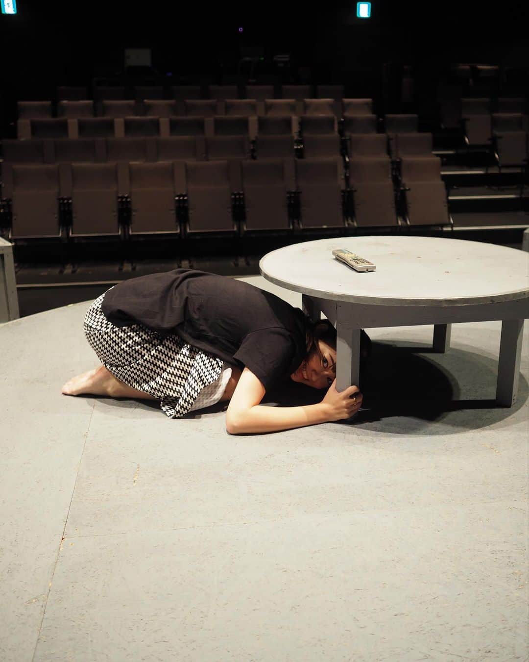 吉本実憂のインスタグラム：「載せるの忘れてた！  舞台 #明けない夜明け の 本番前の #一コマ ✨  舞台上でコロコロして くつろいでたら 藤に撮られた📸  Photo by @fujisan1216」