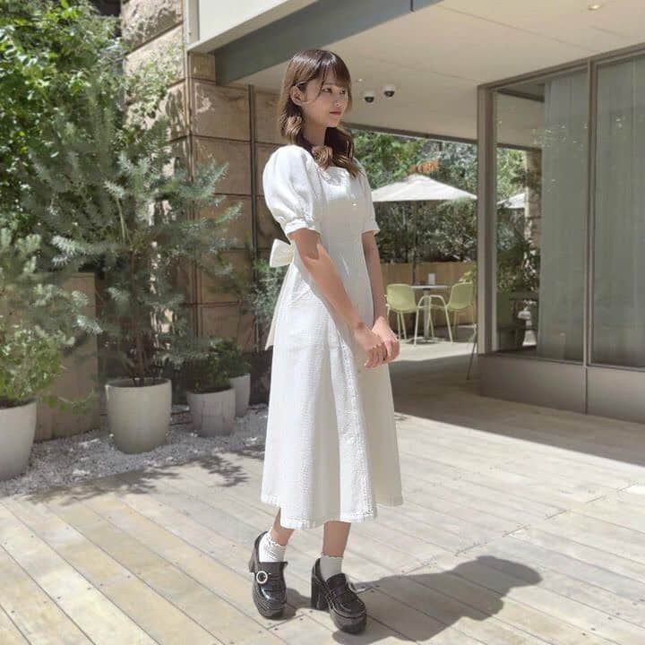 のインスタグラム：「𓂃𓂂🍃  🤍𝐬𝐭𝐚𝐟𝐟 𝐜𝐨𝐨𝐫𝐝𝐢𝐧𝐚𝐭𝐞🤍  #ステッチデニムミドルop ¥11,000(taxin)  ホワイトデニムのお色が爽やかで可愛らしいロングワンピースが新発売❕  パフスリーブのお袖は肩まわりや二の腕のラインが隠れて、全体的に華奢に見せてくれます💖  後ろにはリボンが結べるようになっており、ウエストの細見え効果も抜群です🎶  さらにハイウエスト切り替え➕ミドル丈で脚長効果も抜群のアイテム🪄✨  staff 167cm  #evelyn #エブリン #ガーリーコーデ #甘めスタイル#甘めコーデ #清楚コーデ #可愛い  #girly #feminine #パステル #girl #evelynコーデ #フェミニンコーデ」
