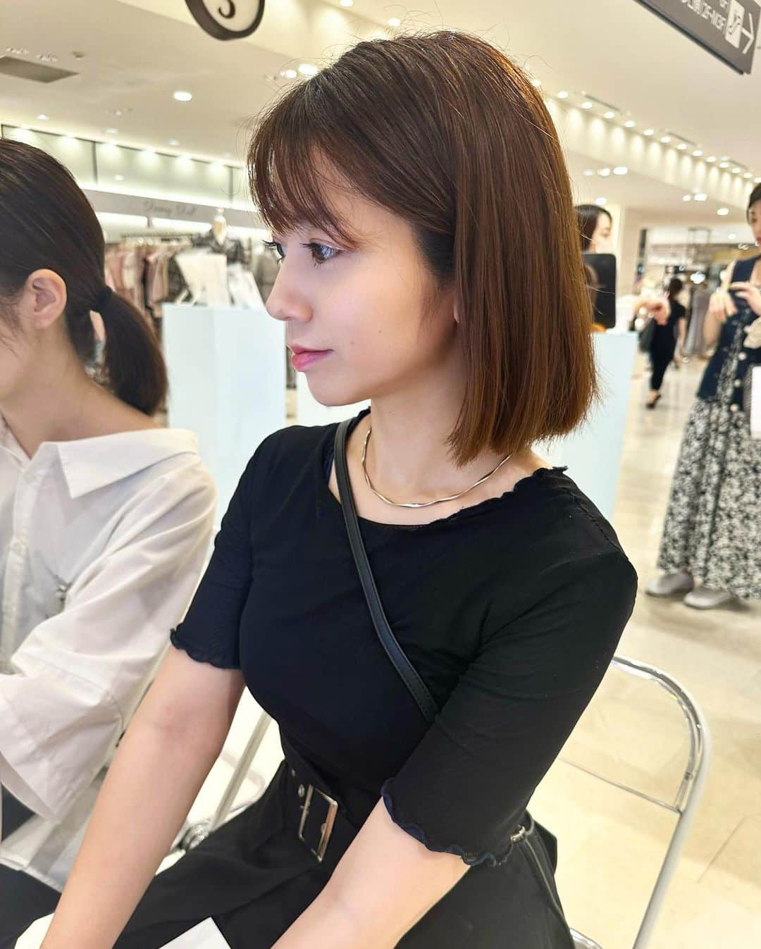 YUMIのインスタグラム：「.  スパ・エステ発の 韓国のスキンケアブランド「SHANGPREE」の POPUPストアに行ってきたよ〜🇰🇷💆🏻‍♀️ ▶︎ @shangpree.official ▶︎ @yeps_official   結論から言うと、、 他のも欲しくなった🥹🥹🥹  エステ発ということもあって、 肌診断を行った上で、その人に合う スキンケア商品を教えてくれる✨  しかも診断は機械に顔を入れたら あっという間に完了😳  私の肌年齢は『26歳』 恥ずかしいけどグラフ公開しときます😂  厳しく診断してくれるらしいから信用性高い◎ そして、、気になる部分は全部的確に出てた😂  『くすみ』と『しわ』🫠 目の下のたるみとかが気になるんよ、、🥺  ということで ■AA EYE AMPOULE ¥2,100 →シワ改善 ■CC CLEAR FIT MASK ¥4,000 → 毛穴ケアと肌のキメの改善  を自分の肌に合わせてチョイス✌️ 洗い流すタイプのパック手の甲で試したら、 めちゃくちゃトーンアップしたから即決😳  エステで購入する化粧品って 正直高いイメージやったけど SHANGPREEはどれもお手頃でびっくり🫣  未来のためにもスキンケア頑張るぞ〜🔥 自分の体質とか肌質ってまず知るのが大切だと実感🥺  ぜひみんなも行ってみてね👶🏼  ◆8月16日(水) - 8月22日(火)まで ◆博多阪急 3Fイベントスペース「きょうの私」 　企画ポップアップストア  #ポップアップ #博多 #博多阪急 #博多駅 #韓国 #ソウル #韓国コスメ #韓国コスメレビュー #韓国コスメレポ #韓国コスメ情報 #韓国コスメ好き #韓国コスメマニア #韓国コスメ好きな人と繋がりたい#スキンケア#スキンケアマニア#スキンケアオタク #デパコス #スキンケア好きな人と繋がりたい #スキンケア紹介 #美容オタク #shangpree #シャンプリー#샹프리 #yeps #PR#hare#unitedtokyo #pr」