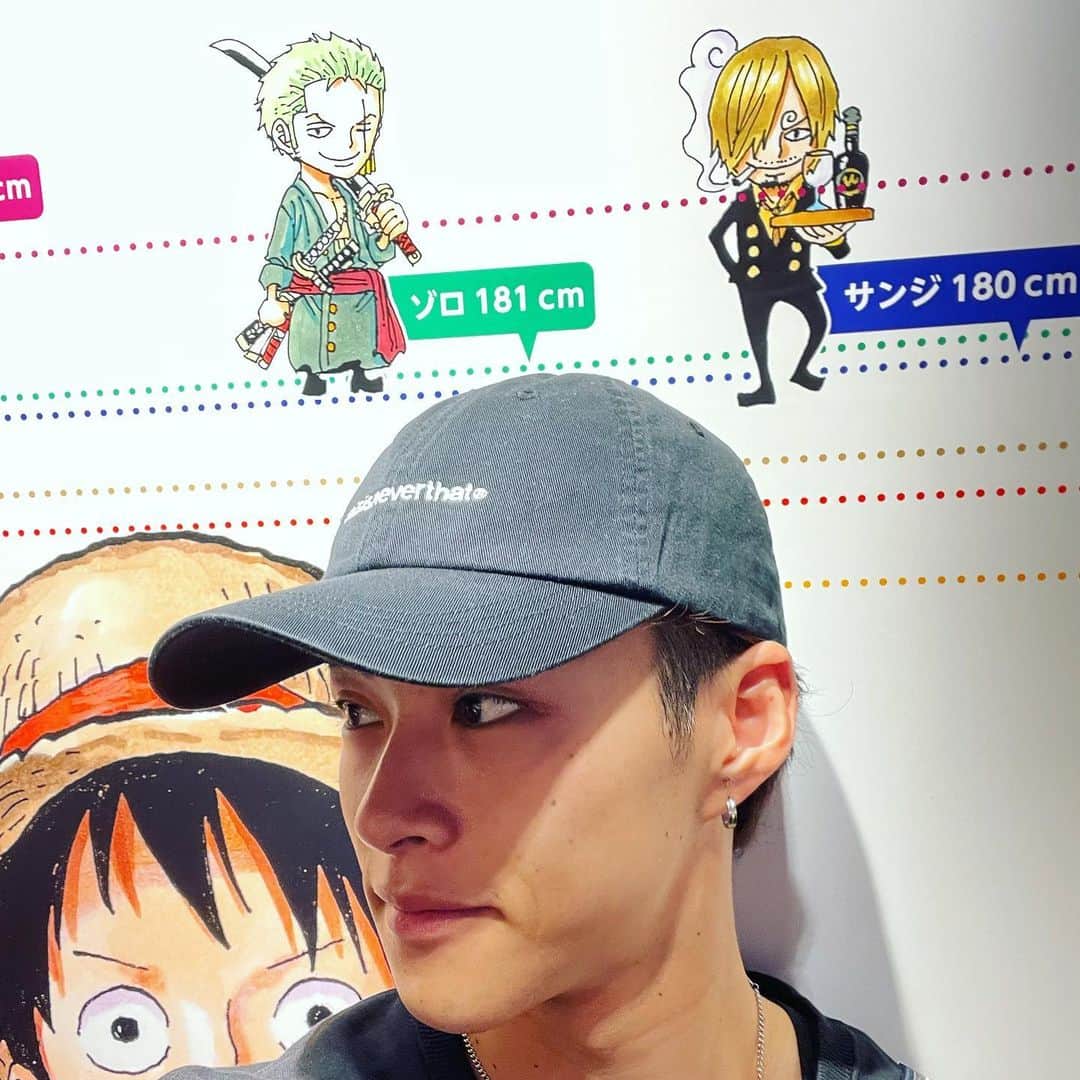 山口託矢のインスタグラム：「. ゾロとサンジの間ですね💚💙 . . 本当は178cmです 靴履いてるから180cmくらいになってます。 ここだけの話ね🤫 . . #ワンピース #ONEPIECE  #麦わらストア #渋谷」