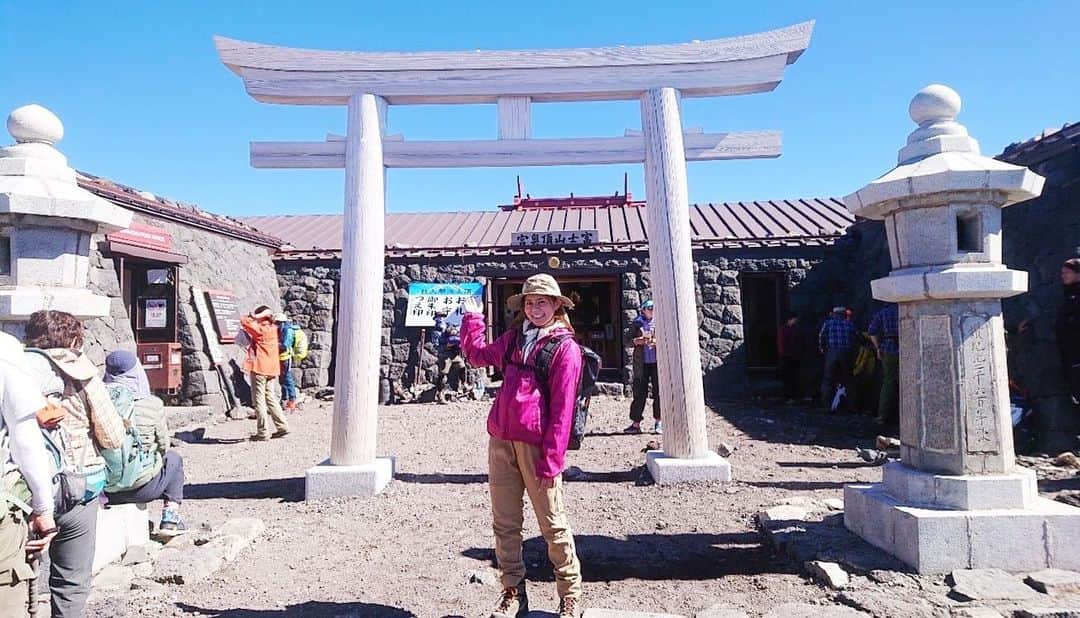 遊佐ちえみのインスタグラム：「🗻 人生2度目の富士登山。  前回は高校生の時。 まだ富士山が世界遺産に登録される前、 世界遺産登録のために「富士山クリーン活動」に参加！  そして十数年ぶりに、、登ってきました☺️  前回の富士登山のときは「御殿場ルート」を選択。 本当に辛くて苦しくて、足は激痛。 きっと一生登ることは無いんだろうと 思っていましたが、、、(^_^;)  10年も経つと、またあの景色が見たくなって🗻  大変だったことは覚えているんだけど、 登頂できたんだから大丈夫！と妙に強気に。  そして、今回は「富士宮ルート」に挑戦！  最高の夜景と満点の星空に天の川、流れ星💫 御来光もバッチリ見ることができました！  きっと富士登山の経験がある人にしかわからない。  苦しさのずっとずっと向こう側にある 最高の景色と、達成感。  いつも遠くから眺めている「富士山」に 今自分が登っていることが不思議でした。  山頂に🐝さんが沢山いてビックリしたけれど 富士山のテッペンでお昼寝したのも いい思い出😊  さて、登ってきた道とのが、苦しい。 「富士宮ルート」は登りと下りの道が同じなんです。  「えー？😭こんなに長かった？」、「まだー？😭」 何度この言葉を呟いたか。。。笑  でも、必ず出来る。と自分を奮い立たせて。 怪我なく、事故なく、無事に下山🗻  天国と地獄を味わいながらの富士登山。 また数年も経てば、この景色が見たくなるのかな。  #富士山 #富士登山 #富士宮ルート #富士宮口 #山頂でお昼寝 #富士山登山  #静岡 #富士 #静岡観光 #静岡の誇り #日本一の山 #山小屋 #山頂のカップラーメン #全てがいい思い出 #30歳の富士登山」