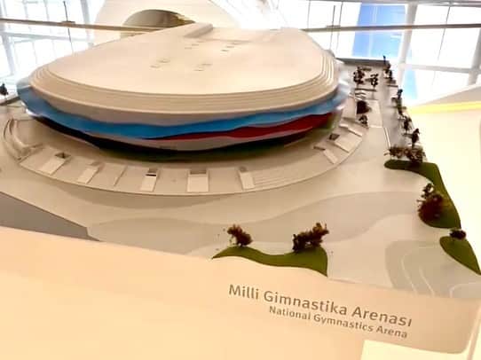 榊原信行さんのインスタグラム写真 - (榊原信行Instagram)「ここはハイダール アリエフ文化センターと言う、アゼルバイジャン前大統領の名前がつけられた複合施設です。  この建物は、東京オリンピックのスタジアム建設で日本でも有名になったザハ・ハディドさんのデザインだそうです。  建物内には前大統領にまつわるアートやアゼルバイジャンのランドマークとなる建物のジオラマなどが数多く飾られていました。アゼルバイジャン大会の会場となるナショナルジムナスティックアリーナのジオラマもありました。  アゼルバイジャンに来たら是非、訪れて頂きたい場所です！  The Heydar Aliev Cultural Center is a complex named after the former president of Azerbaijan.  This building is said to have been designed by Zaha Hadid, who became famous in Japan for the construction of the stadium for the Tokyo Olympics.  In this building, art related to the former president and a diorama of Azerbaijan's landmark building were displayed. There was also a diorama of the National Gymnastic Arena, the venue for the RIZIN Azerbaijan event.  If you come to Azerbaijan, this is a place you should definitely visit!  🏟️ Heydar Aliev Cultural Center 📍1 heydar aliev prospekt 1 baku  #RIZIN_LANDMARK7 #Azerbaijan #Baku #HeydarAlievCulturalCenter #ハイダールアリエフ文化センター #アゼルバイジャン #バラさんの日常🌹 #アゼルバイジャンオススメスポット」8月16日 17時51分 - nobu_sakakibara