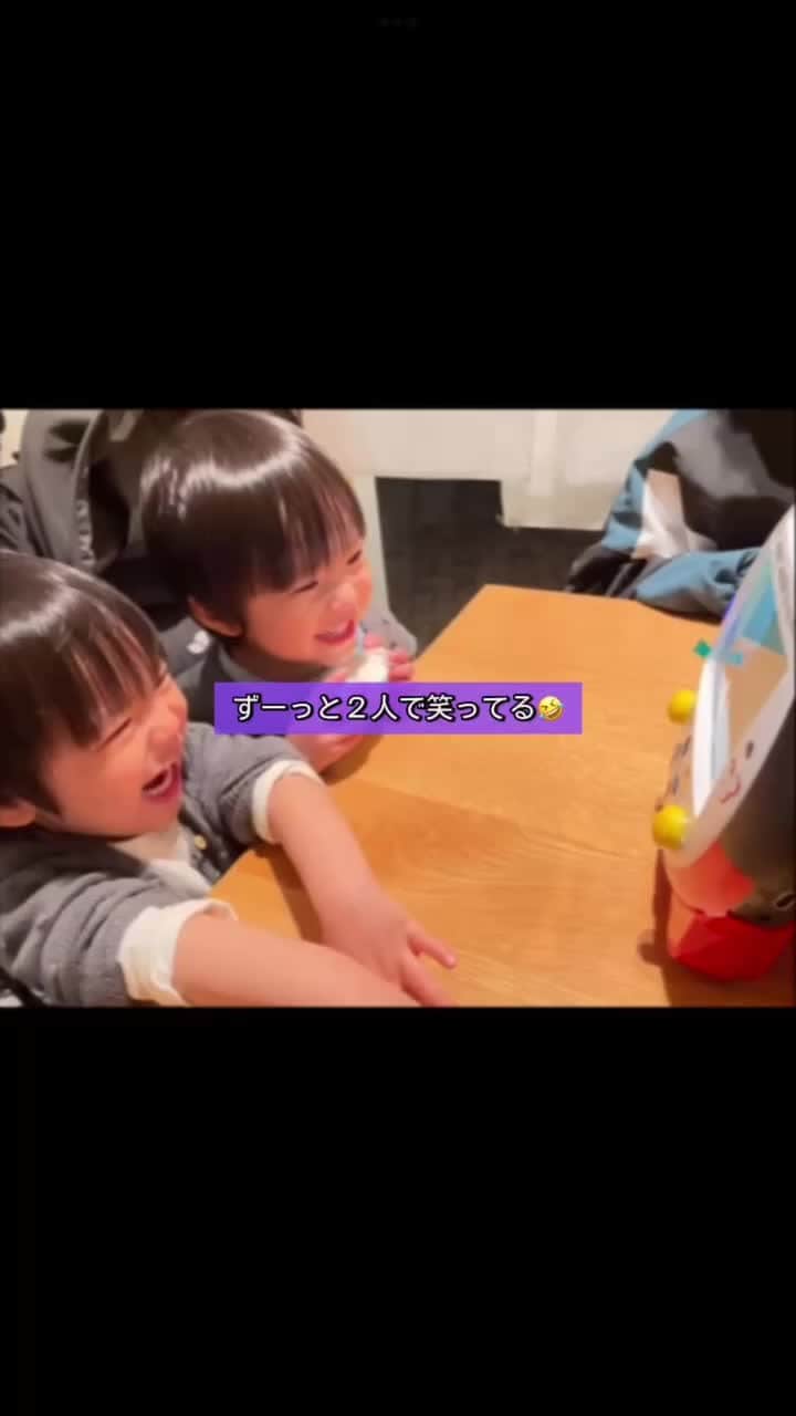 のインスタグラム：「@twin.k_ 義実家帰省からの法事でした！ TACも持ってきたけど遊び疲れてほぼやらず。掛け流しとブルーレイは毎日見せてました！ SA!3のWhere is Mickey にどハマりでそれしか見ません😅 ずーっと2人で笑ってる…😂  @worldfamilyclub_jp  公式アカウントでは #love_wfc をつけて投稿いただいた素敵な動画をご紹介しています😊✋  #love_wfc2歳#dwe2歳#love_wfc#worldfamilyclub#worldfamily#dwe#ディズニー英語システム#ディズニー英語#ワールドファミリー#おうち英語#成長記録#子育て英語#こども英語#英語話せるようになりたい#英語の勉強#子どものいる暮らし#dweかけ流し#男の子ママ」