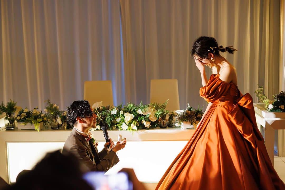 のインスタグラム：「. .  surprise  . . ＿＿＿＿＿＿＿＿＿＿＿＿＿＿＿＿＿＿＿＿  ルシアスガーデン【LUSCIOUS GARDEN】  🌿 空と緑に包まれる開放的なリゾート空間 🌿 1200坪の広大な邸宅を1組で贅沢に貸切ウェディング 🌿 プール付き全天候型テラスでの料理パフォーマンス 🌿 大事な家族 ペットも一緒にウェディング  ▷ブライダルフェア開催中 詳細は @luscious_garden  プロフィールURLよりご予約可能です🍃  ▷ #ルシアスガーデン で検索🔍 @luscious_garden のフォロー #ルシアスガーデン  #lusciousgarden  の投稿をお待ちしております🤍✨ ＿＿＿＿＿＿＿＿＿＿＿＿＿＿＿＿＿＿＿＿  #ウエディング#wedding#ゲストハウス#ブライダル#結婚式準備#尼崎結婚式場#結婚式レポ#プレ花嫁#大阪プレ花嫁#日本中のプレ花嫁さんと繋がりたい#プレ花嫁さんと繋がりたい#式場見学#式場選び#式場探し#ブライダルフェア#大阪結婚式#兵庫結婚式#尼崎結婚式場#花嫁#花嫁diy#卒花#卒花嫁レポ#ウェディングフォト#前撮り#前撮りポーズ#前撮り和装#後撮り#和装前撮り#ルシアスガーデン#lusciousgarden」