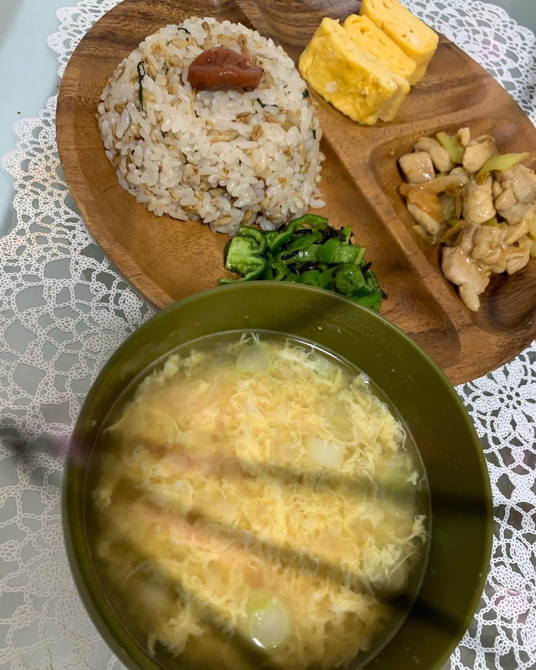 木曽大介のインスタグラム：「🧑‍🍳今日のお献立👨🏻‍🍳 🍚梅炊き込みご飯 🥩鶏とネギのわさび醤油和え 🫑生ピーマンの塩昆布和え 🍳卵焼き 🥚ネギと卵のおみそ汁 📸レンズひび割れ」
