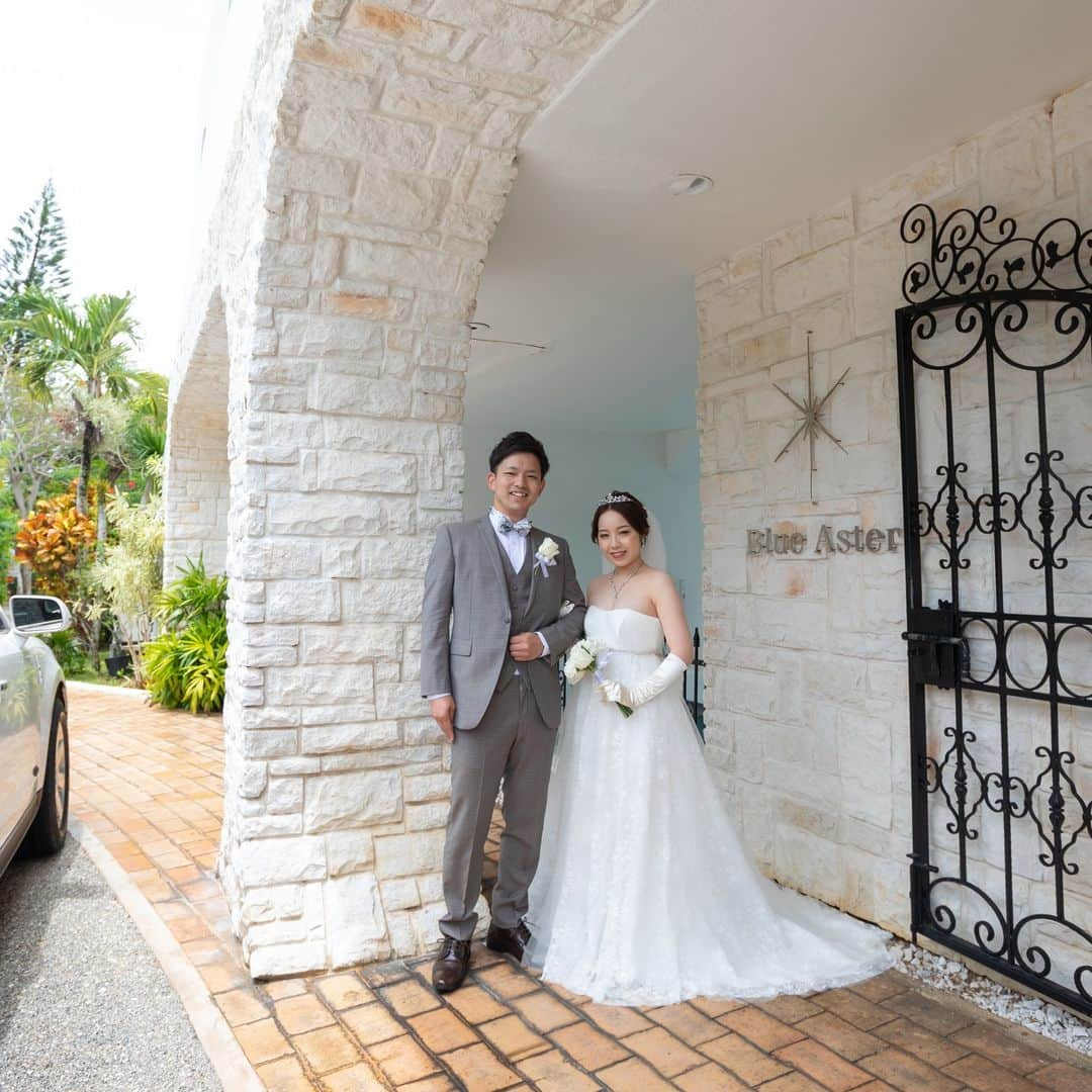 Watabe Weddingのインスタグラム：「チャペルにリムジンで到着！ So sweet couple 💖 Chapel : Blue Aster Photo : J&K PHOTOGTAPHY Hair & Make up : Aika  #guam #wedding #weddingphotography #resortwedding #instapic #instagram #watabewedding #guamwedding #nofilter #picoftheday #love #2023 #2023bride #blueaster  #2023夏婚 #ワタベウェディング #グアムウェディング #リゾートウェディング #海外挙式 #ウェディングアイテム #ウエディング #ウエディングドレス #プレ花嫁準備 #ウェディングヘア #おしゃれ花嫁 #ブルーアステール」