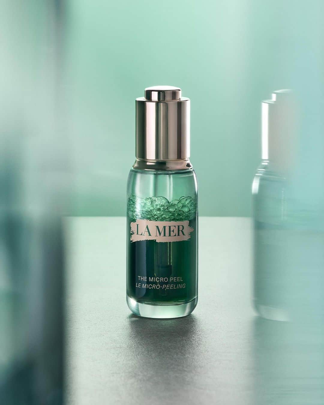 ドゥラメールさんのインスタグラム写真 - (ドゥラメールInstagram)「Replenish skin, one drop at a time.   Refine your nightly regimen with The Micro Peel — designed to work overnight, this at-home treatment gently exfoliates to encourage cell turnover. Come morning, skin is visibly radiant and replenished.   Discover more at LaMer.com.  #LaMer #LaMerSkincare #LaMerMicroPeel」8月16日 9時08分 - lamer