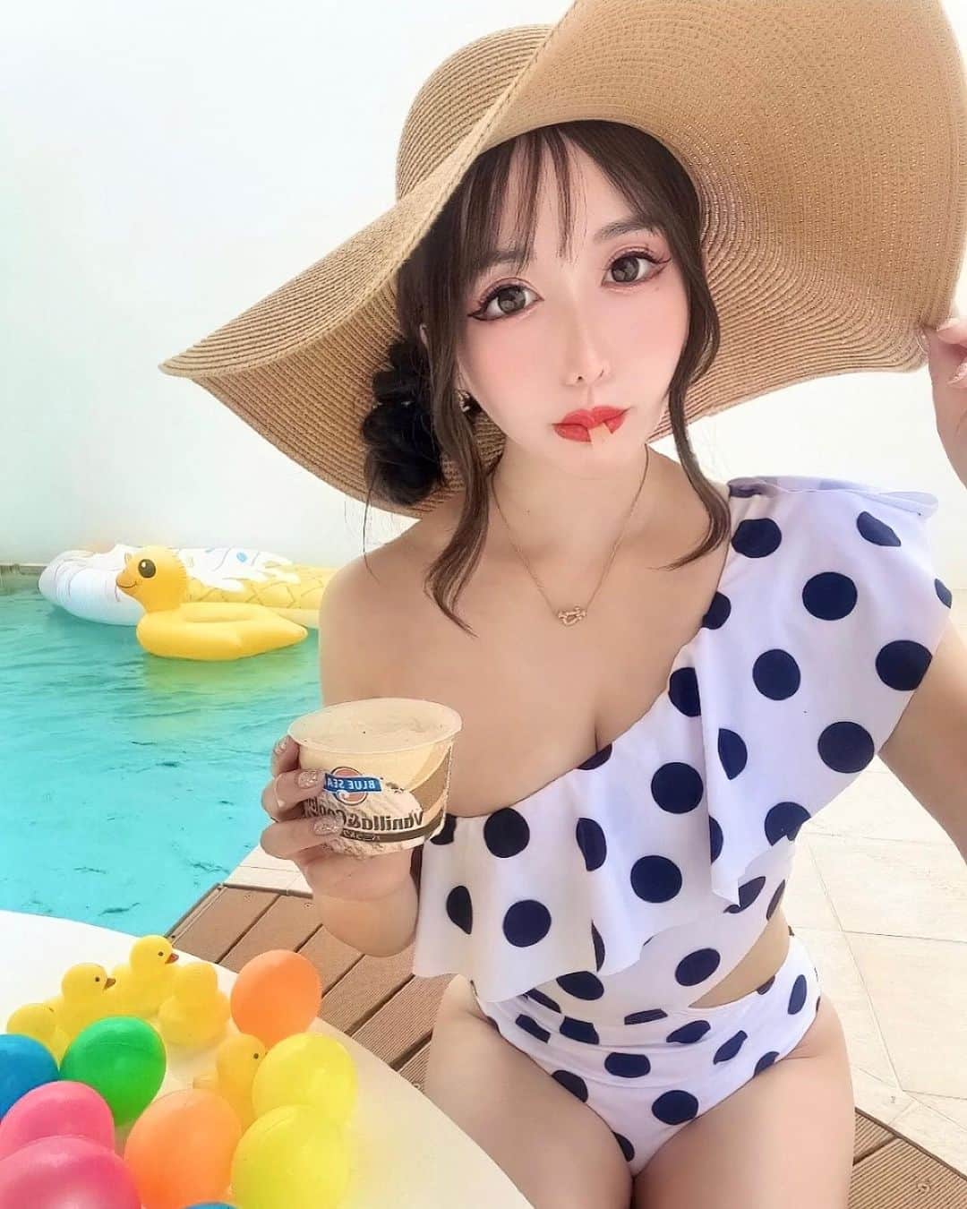 白咲えりかのインスタグラム：「台風大丈夫だったかな🌀🩷？  今週も楽しんでいこっ⭐︎⭐︎⭐︎  #名古屋 #大阪 #東京 #福岡 #韓国ヘア #投資女子 #水着 #水着女子 #love #hotel  #セクシーランジェリー #adanresortskyvilla #錦 #六本木 #歌舞伎町 #銀座 #北新地 #大阪 #中洲 #投資家  #20代投資家と繋がりたい #followforfollowback #いいね返し #instagood #instadaily #instagram #fire生活 #イメチェン #プール #沖縄」