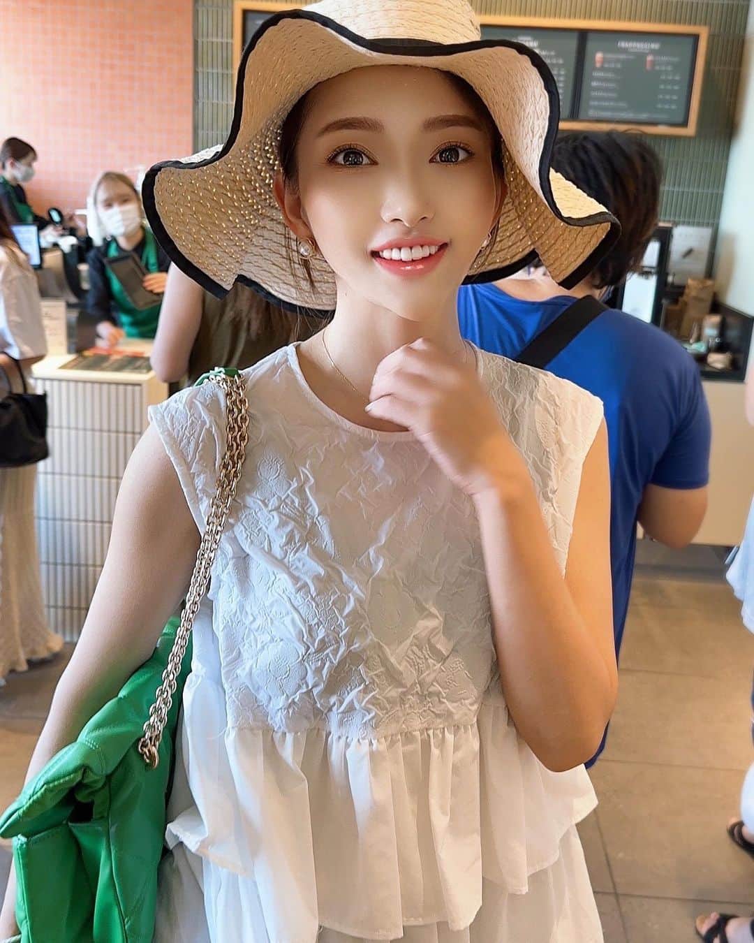 マキろんのインスタグラム：「"スタバ買っていい❓"の顔😇  サービスエリアにあるスタバ✨ 高速3時間走ってたらね 癒しが欲しいわけよ🚗❤️  ほんとにココは オアシスだ🏝️‼️‼️  スタバちゃんありがとう😊  🚗余談🚗 私の運転が怖いって言ってさ 旦那ちゃん運転してくれるんやけど こっちは眠るわけにもいかんし 睡魔と戦いながらじっと座ってるワケwww😂  ぶっちゃけ運転してた方が私はイイ (でも旦那ちゃん長時間ありがとう🙇‍♀️)  今回のお盆は 事故とか工事とかで 渋滞も結構あったよ😅 こういう特別な日に動くのは ほんとに気持ちでも備えが必要✨  みんなの道路だから みんなで事故しないように 譲り合い、注意確認しないとね  みなさん安全運転 いつもありがとうございます♪  #山内智恵　#アラフィフライフ  #サービスエリアのスタバ  #お盆休みの過ごし方」