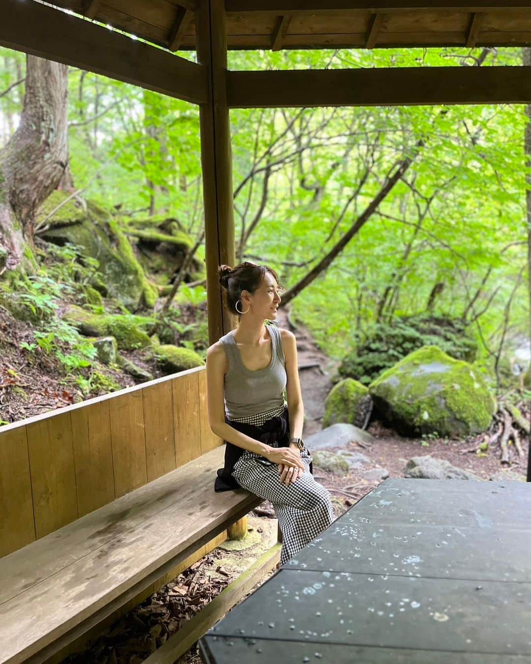 園原ゆかりさんのインスタグラム写真 - (園原ゆかりInstagram)「⛰️ 長野の山で ちょっとしたハイキングをして 滝へ  マイナスイオンたっぷり！ 寒いくらいの気温で 最高に気持ち良かったです  あっという間の夏休みでしたが 少しはリフレッシュできたかな  🍃 #緑が好き #自然 #ハイキング #大滝 #山  #ootd #fashion #model #outfit  #今日のコーデ #ファッション #夏コーデ #大人の遠足 #モデル #国内旅行 #プチ旅行 #ドライブ」8月16日 9時16分 - yucari0108