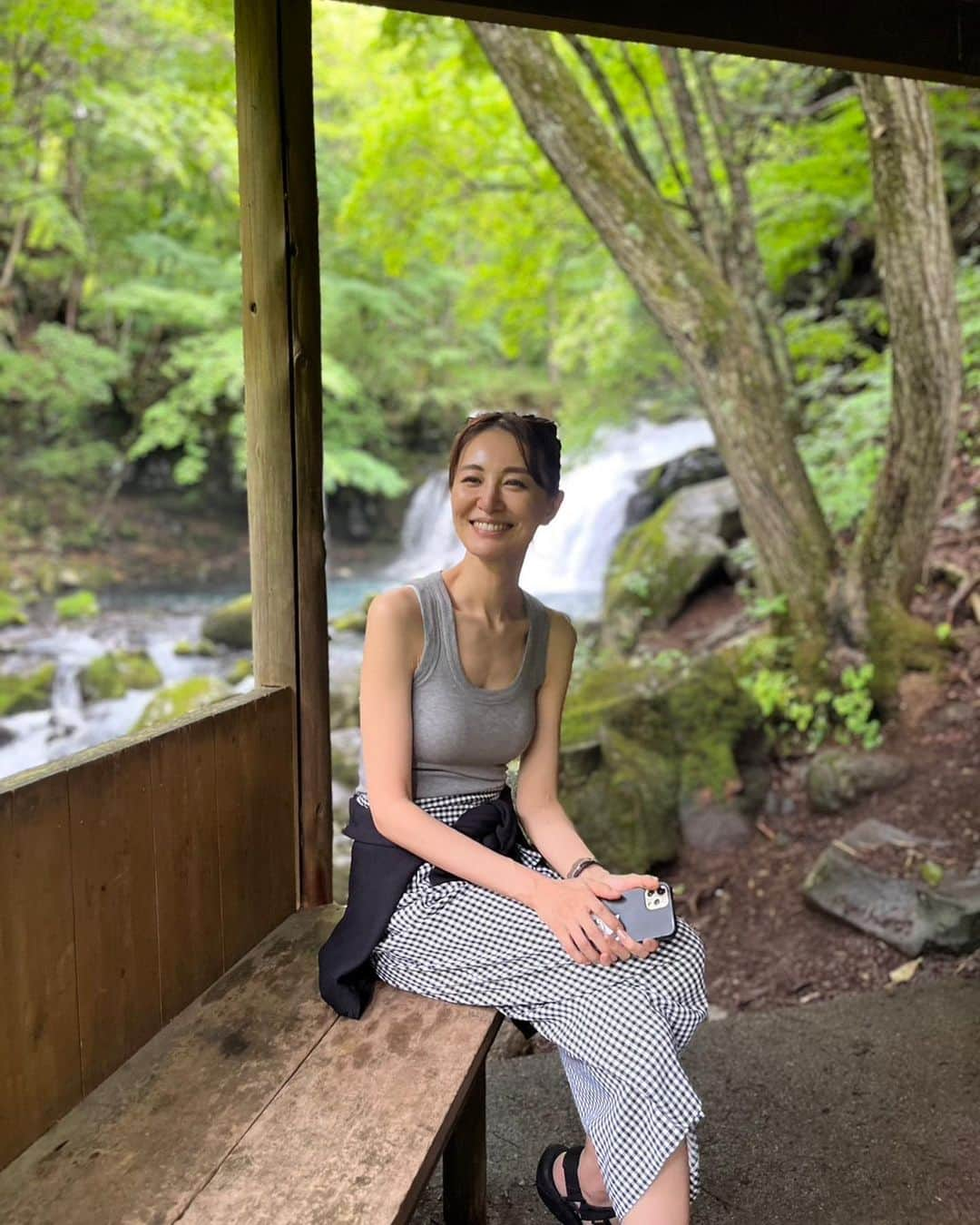 園原ゆかりさんのインスタグラム写真 - (園原ゆかりInstagram)「⛰️ 長野の山で ちょっとしたハイキングをして 滝へ  マイナスイオンたっぷり！ 寒いくらいの気温で 最高に気持ち良かったです  あっという間の夏休みでしたが 少しはリフレッシュできたかな  🍃 #緑が好き #自然 #ハイキング #大滝 #山  #ootd #fashion #model #outfit  #今日のコーデ #ファッション #夏コーデ #大人の遠足 #モデル #国内旅行 #プチ旅行 #ドライブ」8月16日 9時16分 - yucari0108