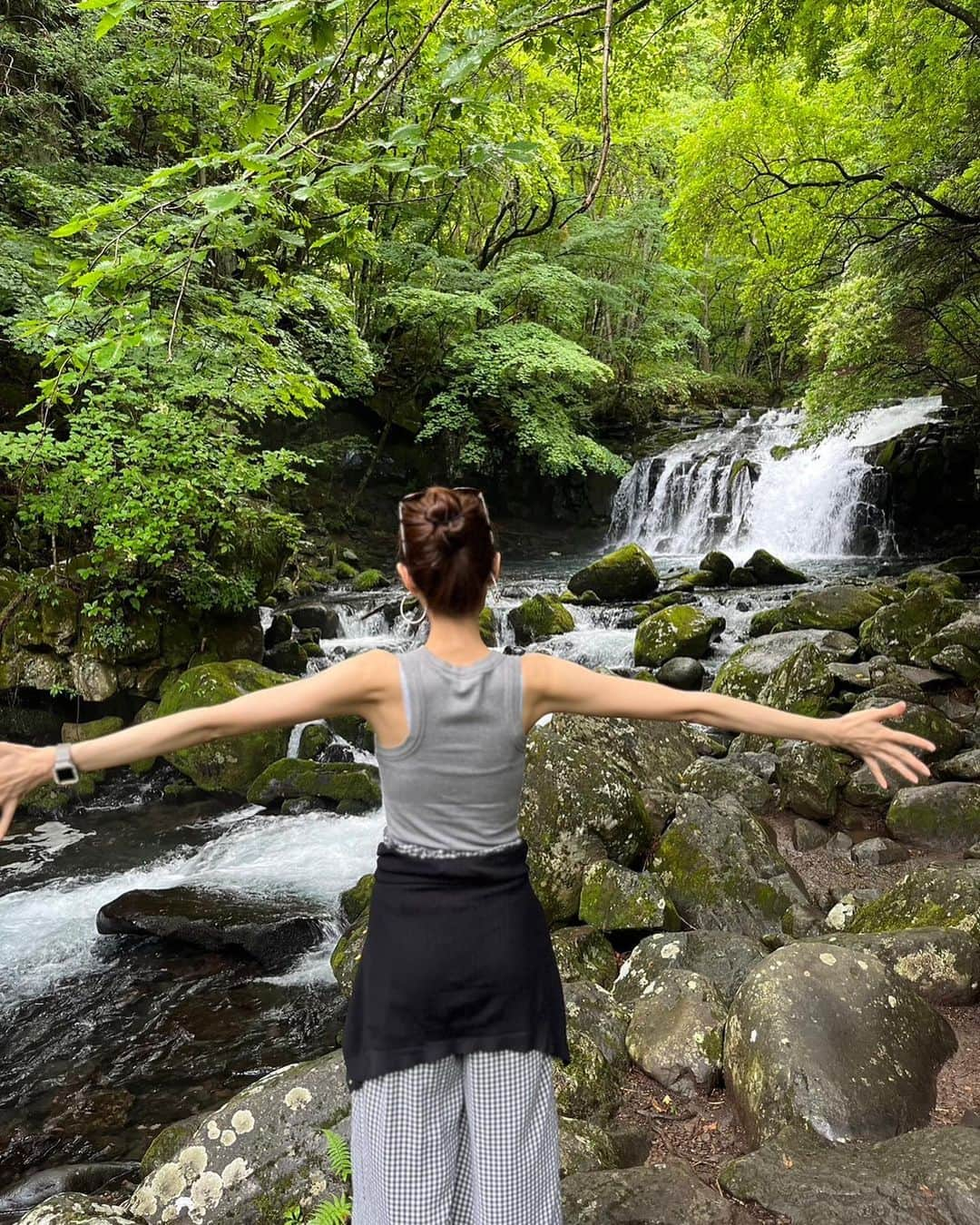 園原ゆかりさんのインスタグラム写真 - (園原ゆかりInstagram)「⛰️ 長野の山で ちょっとしたハイキングをして 滝へ  マイナスイオンたっぷり！ 寒いくらいの気温で 最高に気持ち良かったです  あっという間の夏休みでしたが 少しはリフレッシュできたかな  🍃 #緑が好き #自然 #ハイキング #大滝 #山  #ootd #fashion #model #outfit  #今日のコーデ #ファッション #夏コーデ #大人の遠足 #モデル #国内旅行 #プチ旅行 #ドライブ」8月16日 9時16分 - yucari0108