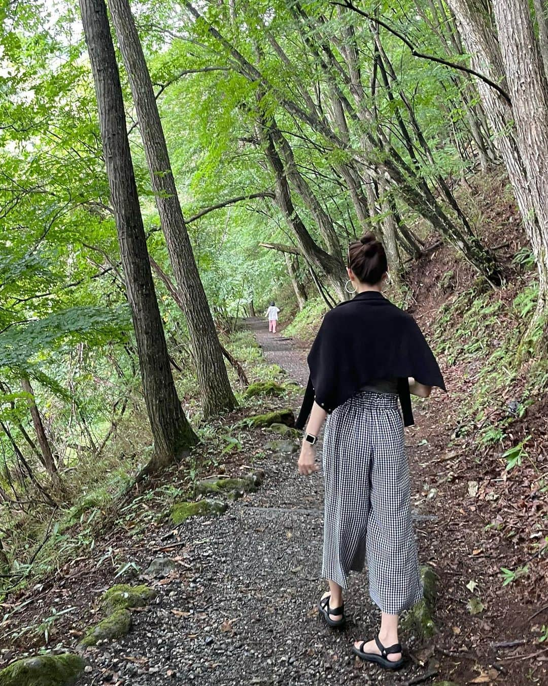 園原ゆかりさんのインスタグラム写真 - (園原ゆかりInstagram)「⛰️ 長野の山で ちょっとしたハイキングをして 滝へ  マイナスイオンたっぷり！ 寒いくらいの気温で 最高に気持ち良かったです  あっという間の夏休みでしたが 少しはリフレッシュできたかな  🍃 #緑が好き #自然 #ハイキング #大滝 #山  #ootd #fashion #model #outfit  #今日のコーデ #ファッション #夏コーデ #大人の遠足 #モデル #国内旅行 #プチ旅行 #ドライブ」8月16日 9時16分 - yucari0108