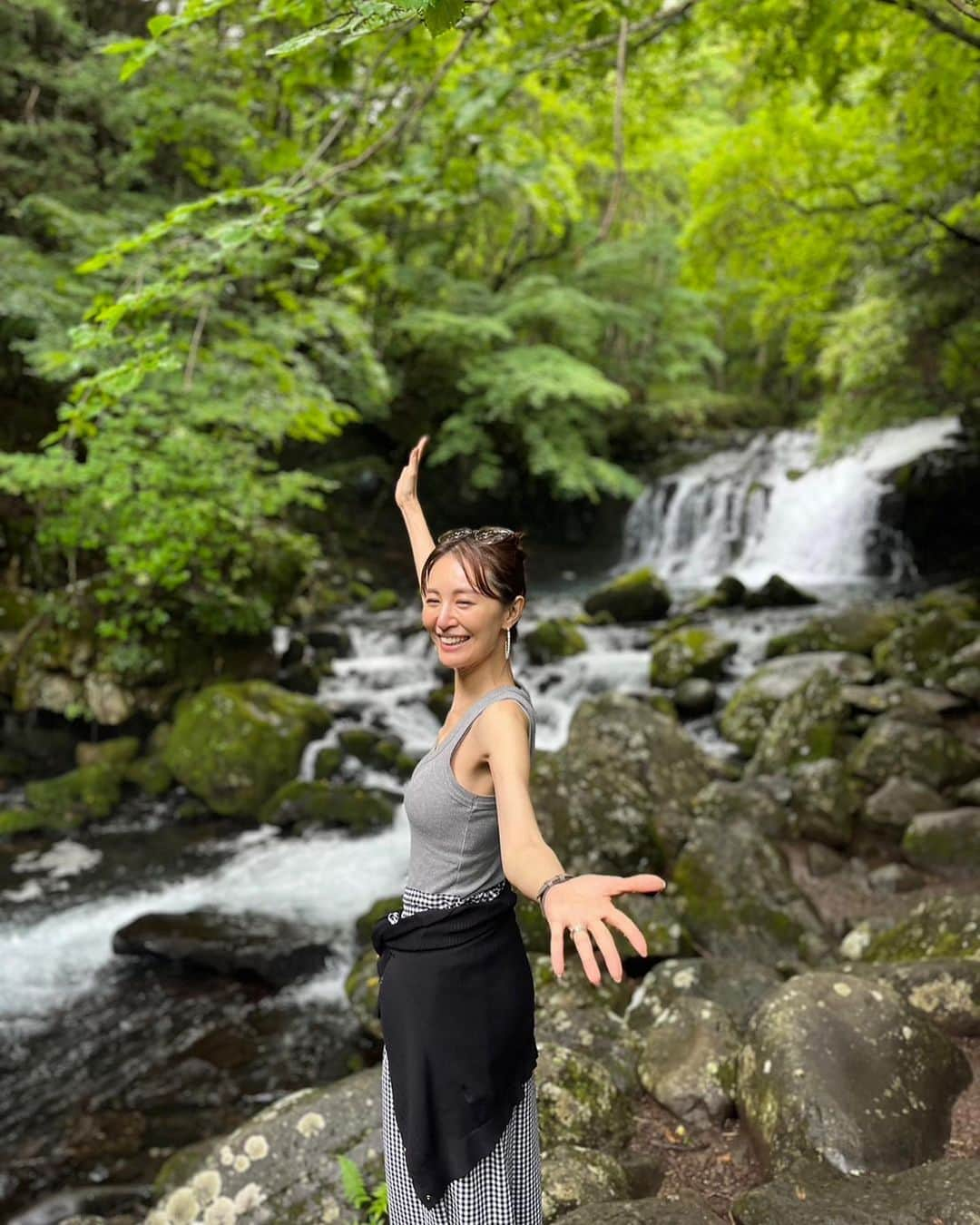 園原ゆかりさんのインスタグラム写真 - (園原ゆかりInstagram)「⛰️ 長野の山で ちょっとしたハイキングをして 滝へ  マイナスイオンたっぷり！ 寒いくらいの気温で 最高に気持ち良かったです  あっという間の夏休みでしたが 少しはリフレッシュできたかな  🍃 #緑が好き #自然 #ハイキング #大滝 #山  #ootd #fashion #model #outfit  #今日のコーデ #ファッション #夏コーデ #大人の遠足 #モデル #国内旅行 #プチ旅行 #ドライブ」8月16日 9時16分 - yucari0108