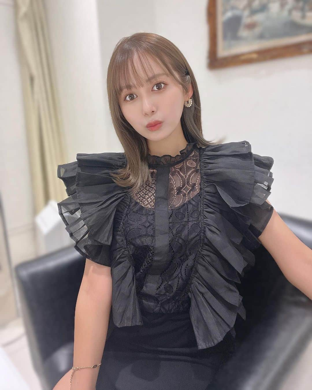 後藤佑紀さんのインスタグラム写真 - (後藤佑紀Instagram)「にゅ💇‍♀️🤎  今週と来週のレースに向けてカラーしてきたよ🫶 黄色味出ちゃうけどアッシュ過ぎるのは嫌で、 暗くもしたくないから色味もあんまり入れないでほしいっていうわがままオーダーだったけど完璧にしてくれた😎 @kazuto.sa_to いつもありがとう😎🙏  トップスは @heenie.heenie 🖤 フリフリでかわいい😌🫶 フリル大きいから二の腕も痩せて見えるよ🥺✨   #美容院 #ヘアサロン #ハイトーンカラー #ロングボブ #フリルトップス  #韓国コーデ #heenieheenie」8月16日 9時16分 - kinochan0219