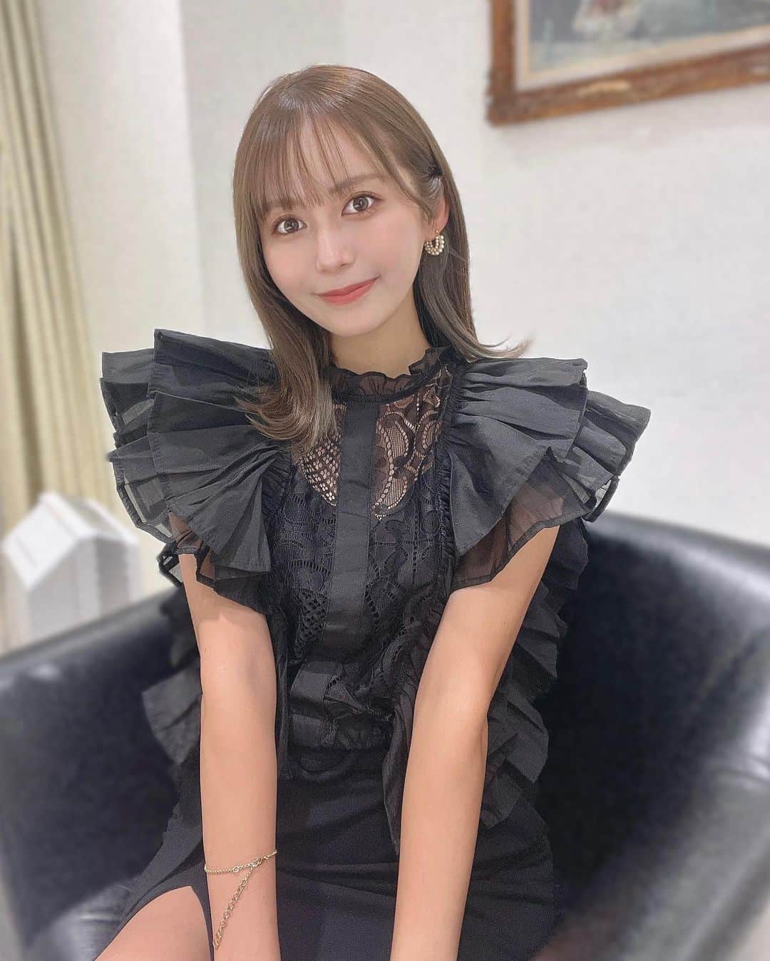 後藤佑紀のインスタグラム：「にゅ💇‍♀️🤎  今週と来週のレースに向けてカラーしてきたよ🫶 黄色味出ちゃうけどアッシュ過ぎるのは嫌で、 暗くもしたくないから色味もあんまり入れないでほしいっていうわがままオーダーだったけど完璧にしてくれた😎 @kazuto.sa_to いつもありがとう😎🙏  トップスは @heenie.heenie 🖤 フリフリでかわいい😌🫶 フリル大きいから二の腕も痩せて見えるよ🥺✨   #美容院 #ヘアサロン #ハイトーンカラー #ロングボブ #フリルトップス  #韓国コーデ #heenieheenie」