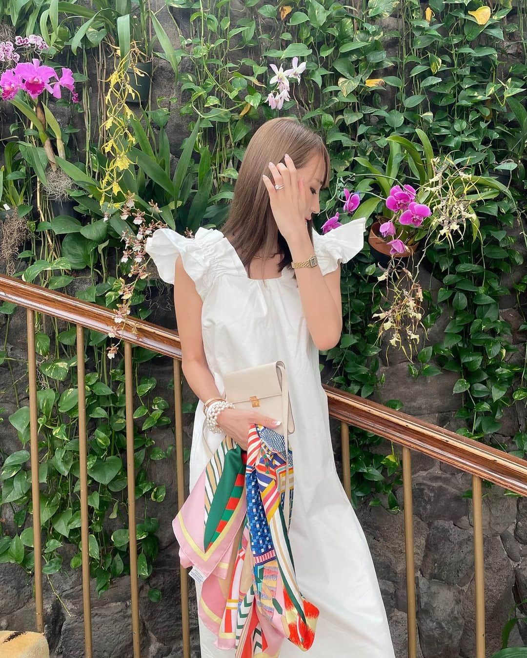 堀江直美のインスタグラム：「お気に入りのFrill millefeuille One piece🌺  影に映るシルエットだけでも可愛いくてHawaiiでも1番に手に取って @_junna_ ちゃんに会いました🧚  Hawaiiにいる間、色々と気にかけてくださりすごく有り難かったしもっともっと仲良くなりたいと思った💕  #HIAND#ハイアンド#エルメス#hermes#hermès#ヘアアレンジ#hnhiand#コーデ#ママコーデ#女の子ママ#親子ファッション#小学生ママ#ロングワンピ#hawaii#hawaiitrip#ハワイ#ハワイ旅行#カハラホテル#kahalahotel」