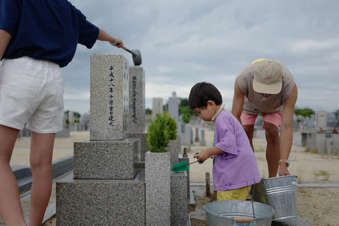 武智志穂さんのインスタグラム写真 - (武智志穂Instagram)「#えいけんの夏休み2023 🌻  奈良にある母方のお墓のお掃除へ。 日頃見守ってくれてありがとうの気持ちを込めて、ピカピカにしてきました😌  去年はベビーカーに乗って眺めているだけのえいけんでしたが、今年は自ら草を引いたりブラシでゴシゴシしてくれたり。 もう立派な戦力🔥 母ちゃん誇らしいぞっ。  #えいけんdiary #子は親の背中を見て育つ #手と手をあわせて幸せ」8月16日 9時20分 - shiho_takechi