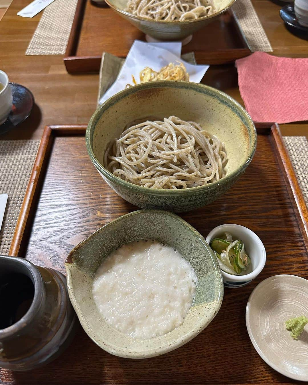 中村望美さんのインスタグラム写真 - (中村望美Instagram)「仕上がっていた日らしい。私😂 そんなこと言われたら いつもは仕上がってないの？🥺笑 (女子あるある。今日いいねって言われたとしてもいつもは🥺？ってなる🤣) ㅤㅤㅤㅤㅤㅤㅤㅤㅤㅤㅤㅤㅤ ㅤㅤㅤㅤㅤㅤㅤㅤㅤㅤㅤㅤㅤ 金沢投稿後半戦🍵 二日目は能登へ行きまたまたゆっくりした時間に😚 とにかく灼熱すぎて全身火照って汗だくでした💦 ㅤㅤㅤㅤㅤㅤㅤㅤㅤㅤㅤㅤㅤ ㅤㅤㅤㅤㅤㅤㅤㅤㅤㅤㅤㅤㅤ お昼に行ったお蕎麦屋さんが風情あってとっても良かった😭✨✨ 📍そば処 浄楽 お家みたいな店内でとてもリラックス🫧 天ぷらはとってもパリパリで上品な噛みごたえでした🫶 麺がしっかりした太さでお蕎麦屋さんにしては珍しく とても食べ応えがありました🥹🧡 ㅤㅤㅤㅤㅤㅤㅤㅤㅤㅤㅤㅤㅤ ㅤㅤㅤㅤㅤㅤㅤㅤㅤㅤㅤㅤㅤ コーデのご質問とあったので7枚目から載せてます😌🫶 ㅤㅤㅤㅤㅤㅤㅤㅤㅤㅤㅤㅤㅤ ㅤㅤㅤㅤㅤㅤㅤㅤㅤㅤㅤㅤㅤ ブラックコーデにして 旅でもゆったり着れる素材ととにかく暑いので涼しい格好にしました😚 詳しくはプロフィールのURLからどうぞ🧡 ㅤㅤㅤㅤㅤㅤㅤㅤㅤㅤㅤㅤㅤ ㅤㅤㅤㅤㅤㅤㅤㅤㅤㅤㅤㅤㅤ #rienda #riendastyle #riendabeauty #ブラックコーデ #ランチ #金沢旅行 #能登 #お蕎麦」8月16日 9時21分 - nozomi_n0316