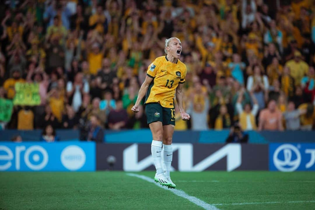 タメカ・バットさんのインスタグラム写真 - (タメカ・バットInstagram)「Semi Final Day 💚💛 Chasing this feeling again alongside the best teamies in the world 👊🏽🫶🏽 #Tillies #fifawwc #matildas」8月16日 9時30分 - tamekayallop