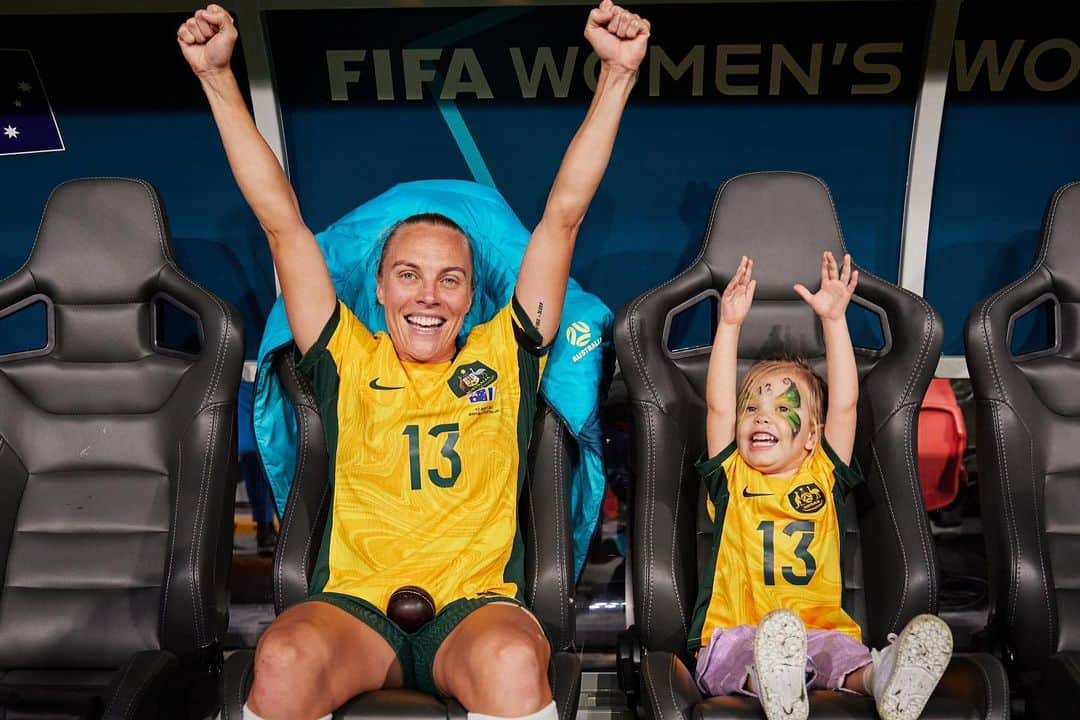 タメカ・バットさんのインスタグラム写真 - (タメカ・バットInstagram)「Semi Final Day 💚💛 Chasing this feeling again alongside the best teamies in the world 👊🏽🫶🏽 #Tillies #fifawwc #matildas」8月16日 9時30分 - tamekayallop