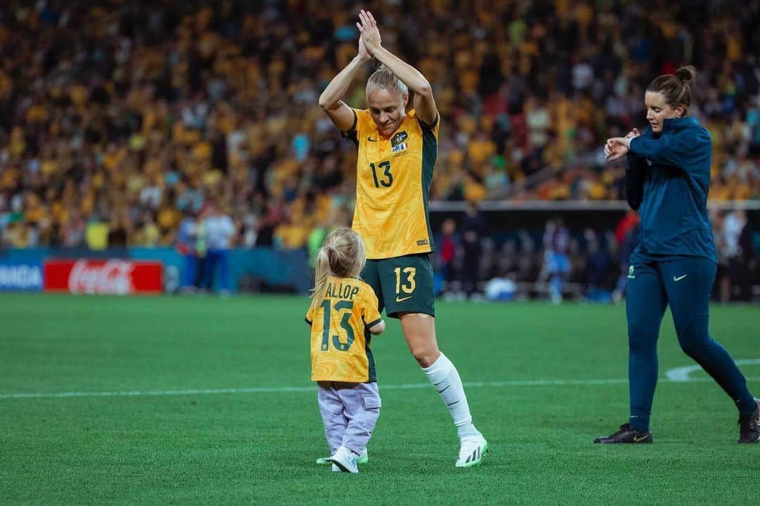 タメカ・バットさんのインスタグラム写真 - (タメカ・バットInstagram)「Semi Final Day 💚💛 Chasing this feeling again alongside the best teamies in the world 👊🏽🫶🏽 #Tillies #fifawwc #matildas」8月16日 9時30分 - tamekayallop