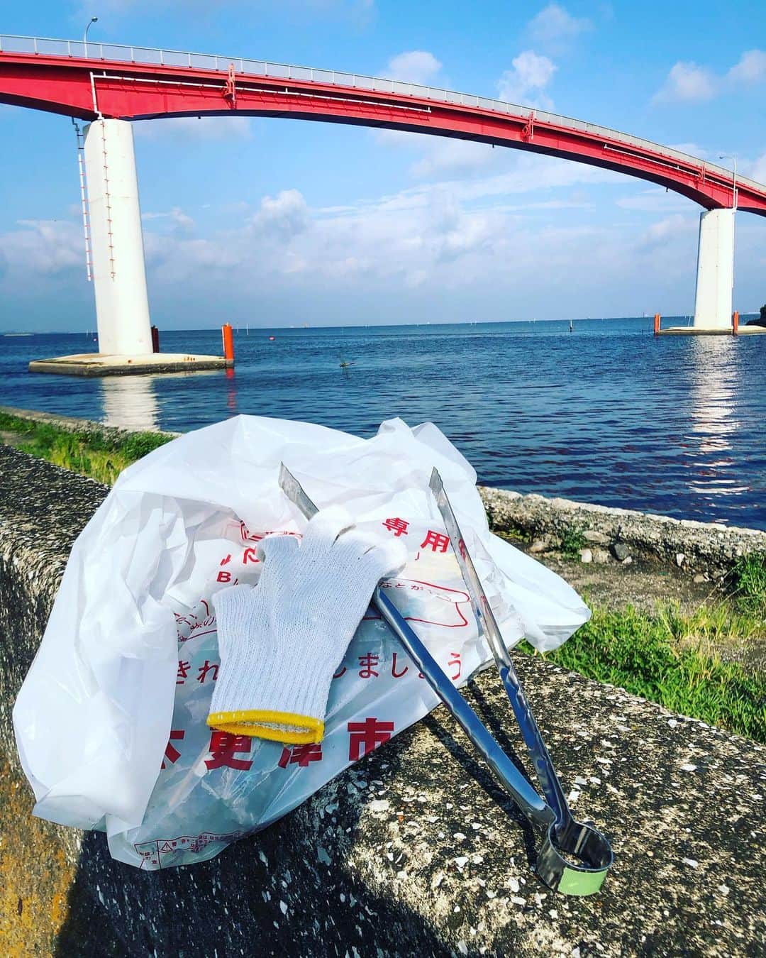 吉田眞紀人のインスタグラム：「今朝は良い天気の中でゴミ拾い☀️ 多くの人が参加していました！  若い方も多くてなんか嬉しい気持ちになりました🤲  さぁ今日も一日がんばろう🔥  #ゴミ拾い #木更津 #吉田まきと #スポーツで健康に #房総ローヴァーズ木更津FC #木更津市出身初のJリーガー #木更津市議会議員」