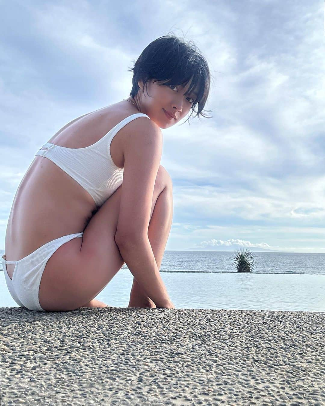 多嶋沙弥さんのインスタグラム写真 - (多嶋沙弥Instagram)「連投失礼いたします🦖 毎夏遊びに行かせていただいているご家族の元へ🚗 女性としても母としても大先輩の奥様方に、色んな相談をしました👩👦👶 . 1.2. @kp1_cuddle の👙 同シリーズでバイカーパンツやレギンスもあるのでトレーニングやヨガの時も使えるんです🧡 バックスタイルが可愛い🎀 . 3.4.5. いつも楽しみにしている夕暮れの空🌇 いつかこんな風に海のすぐ側の、空が広いところに住みたいなぁ🥰 . 6. 早々お目にかかれなさそうなお弁当🍖 . 7.朝から日が落ちるまでプールに居座り、この後全身脱皮した長男👦 . 8.ジャストサイズをポチっとしたらチョット丈が足りなかったワンピースと月👗🌔 . 9.♨️👨👦👶  10.🏊‍♀️ . それでは、次の投稿で👋💓 今日も暑さに負けずお元気で💋 . #ママモデル#夏の思い出」8月16日 9時43分 - saya_tajima