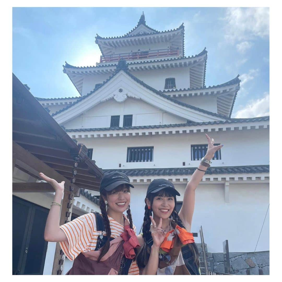 富田麻帆のインスタグラム：「#まほあい唐津 ツアー 1日目  唐津城🏯✨  ツアー参加者の皆様、エレベーターという選択肢もあったのに全員登りは石段！すごい！ しかも、先頭で登っていた我々がどんどん早くなっていくにも関わらず皆さんしっかり着いてきてくれて、ありがとうございました！！！  唐津城は【海を望む城】というだけあって、景色が本当に綺麗でした〜！天候にも恵まれたので、青空！青い海っ！という本当に素晴らしい景色だった！ 天守閣も風が気持ちよかったな〜  そうそう、みんなで登った石段は231段でした！  唐津城のアカウント @karatsujo」